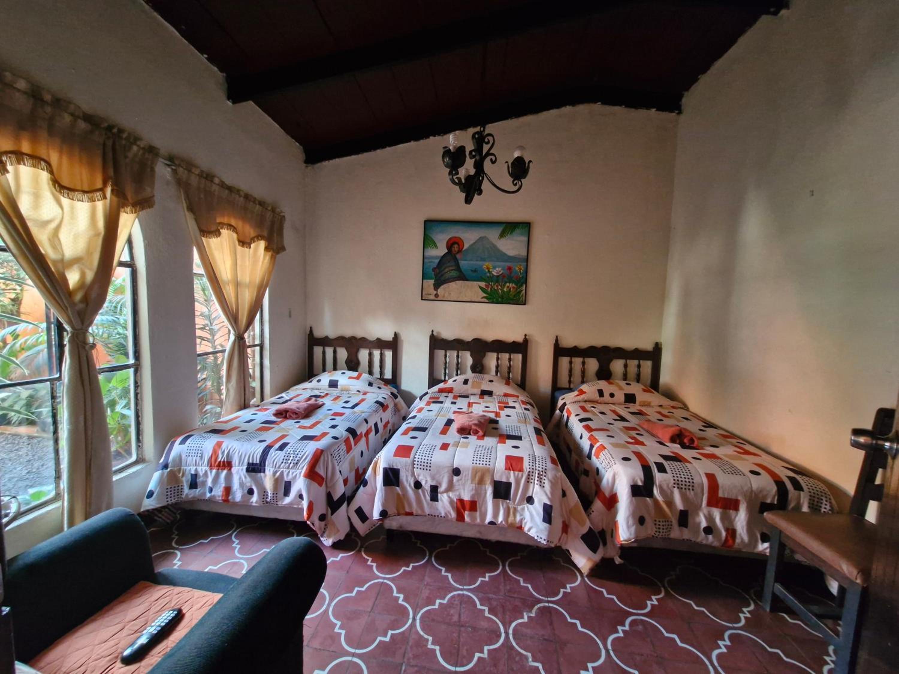Economy Triple Room with Shared Bathroom photo 2