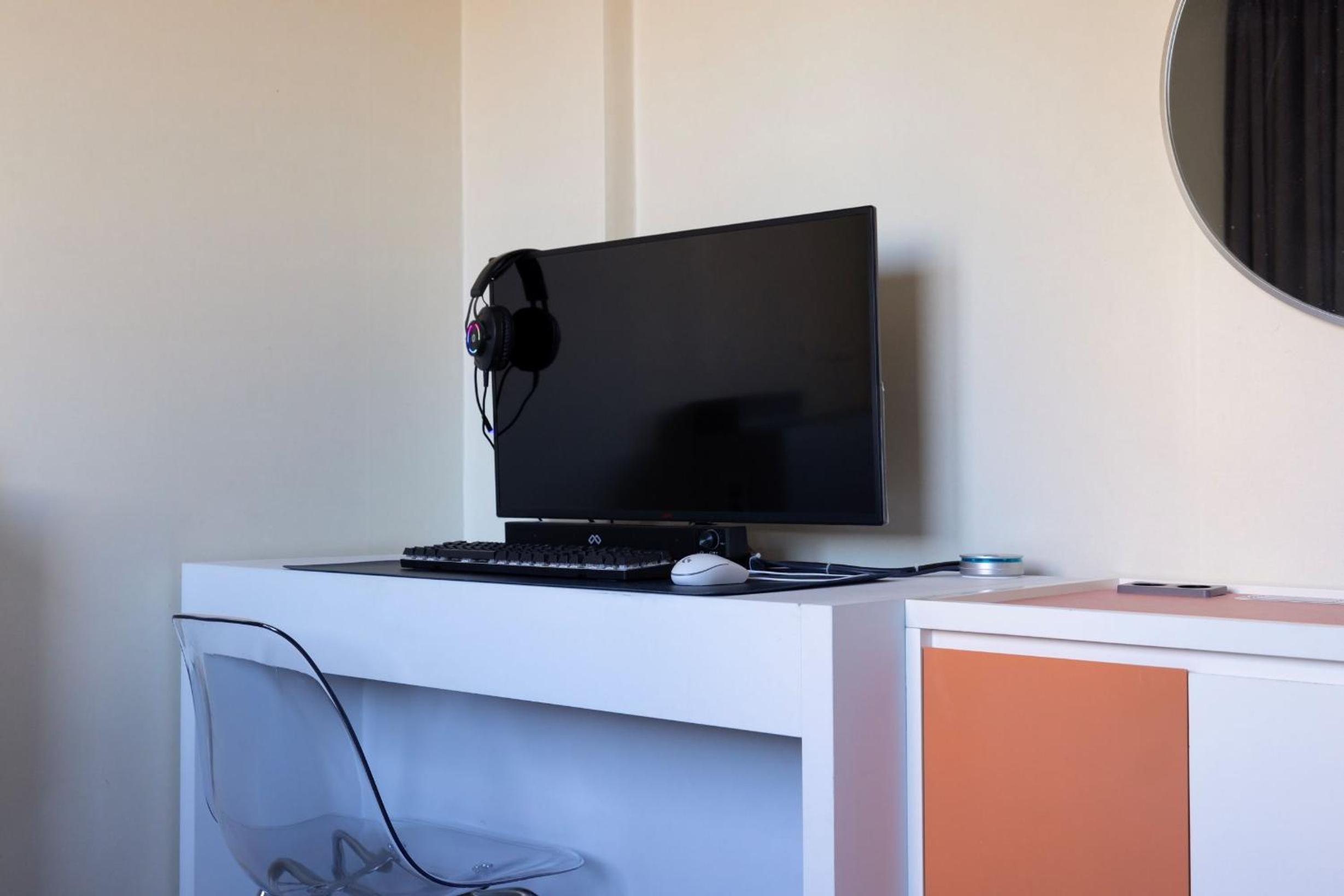 Business Room with Computer - Photo 3