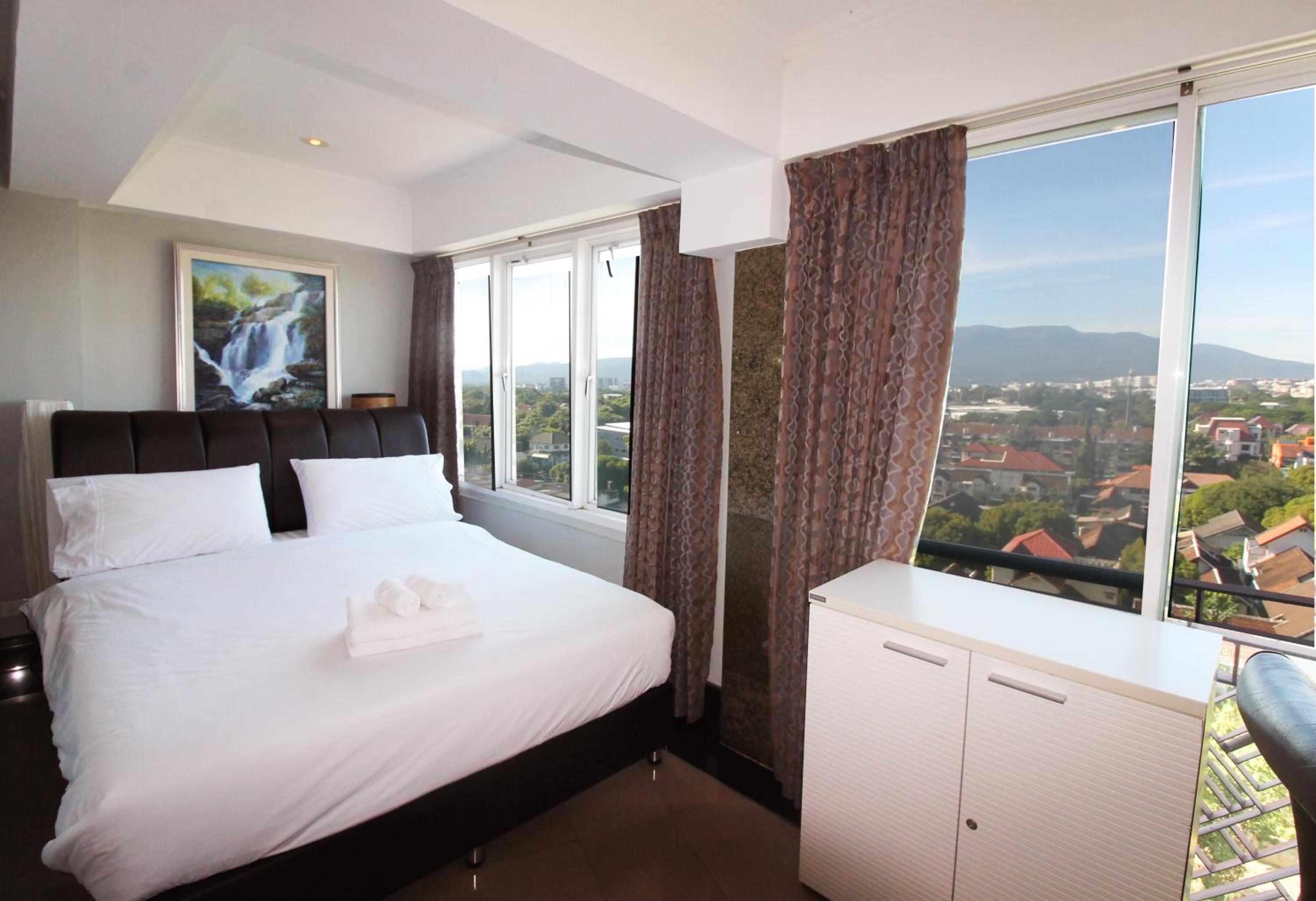 Two-Bedroom Apartment with Mountain View