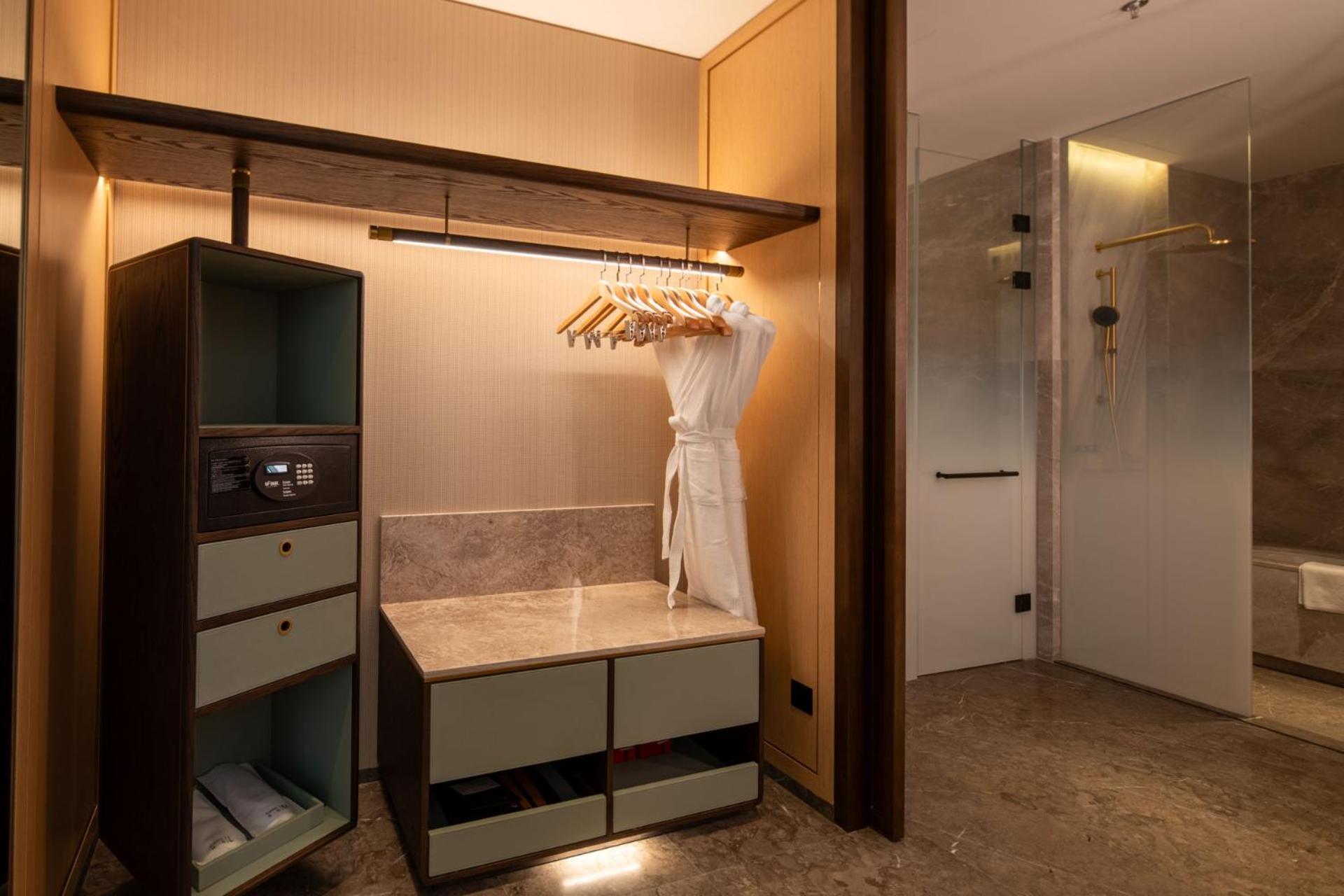 Deluxe King Room with Club Access photo 2