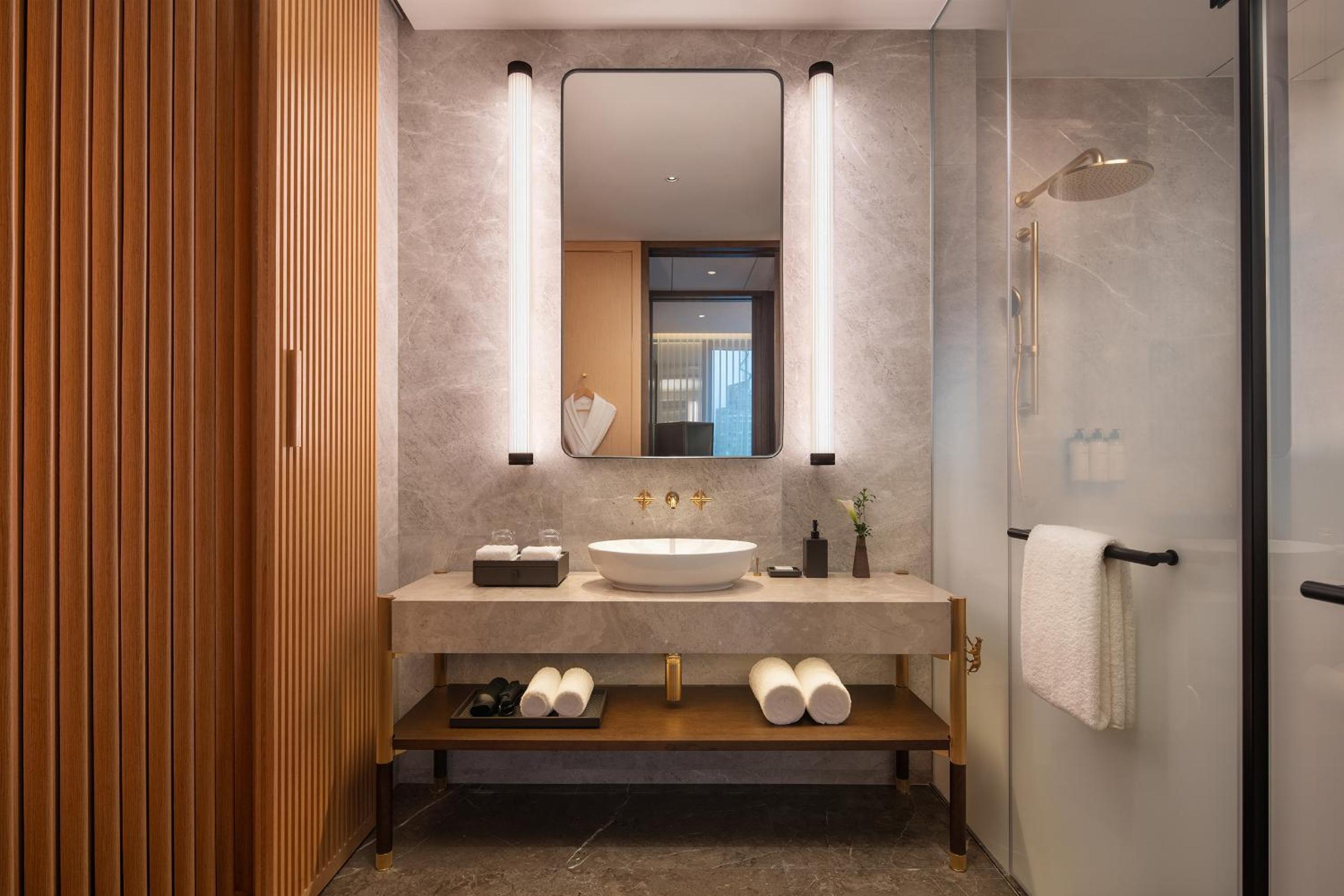Deluxe King Room with Club Access photo 3
