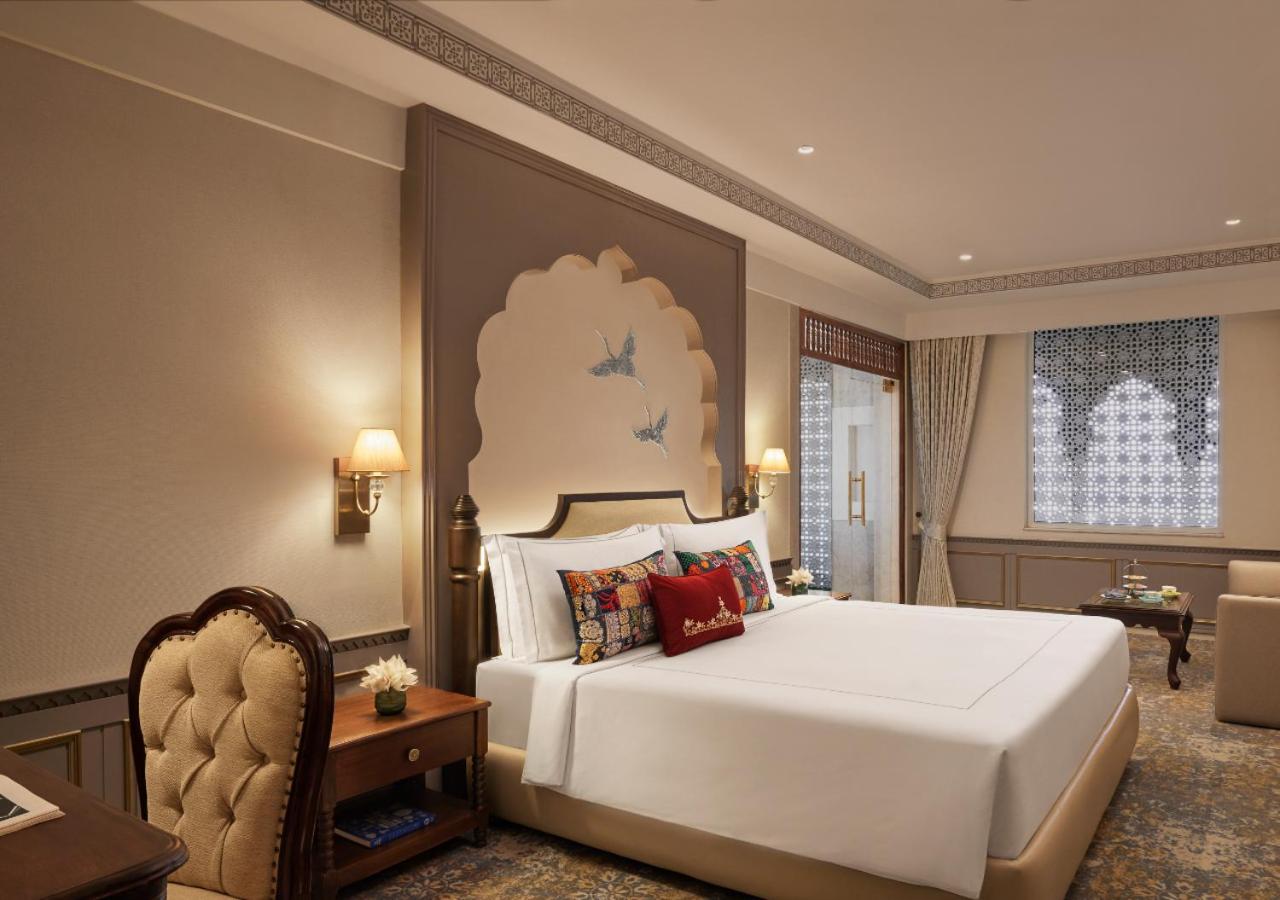 Deluxe Family Room with Indoor Jacuzzi - Enjoy 20% on all hotel services,90 mins SPA at the cost of 60 mins, 4 pints of beer on arrival,4 Pcs of laundry, 1+1 on selected beverages at Sheesh Mahal (12PM-6PM), Complimentary Evening Hi Tea - Photo 2