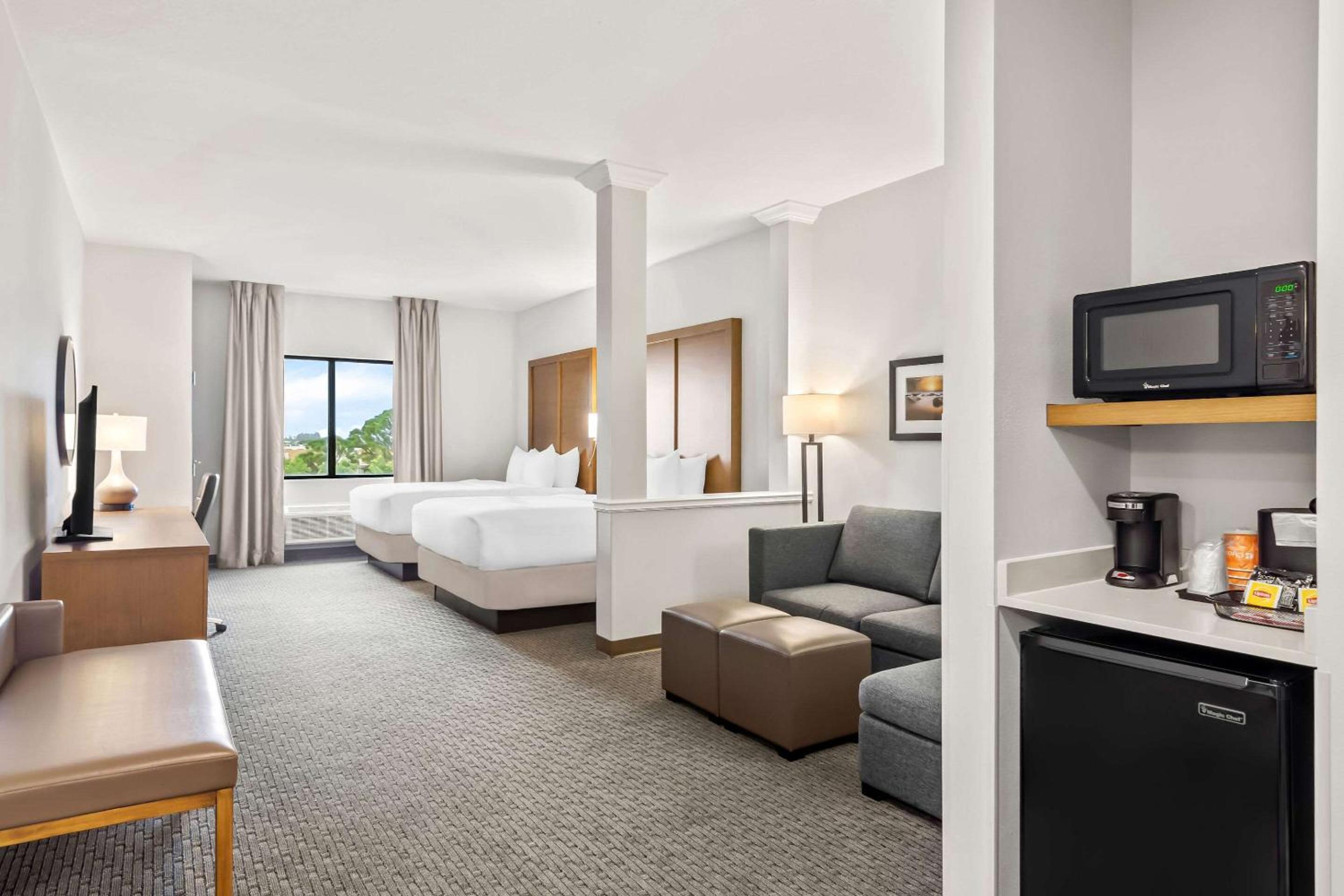 One Room Suite with Two Queen Beds - Non Smoking - Photo 3