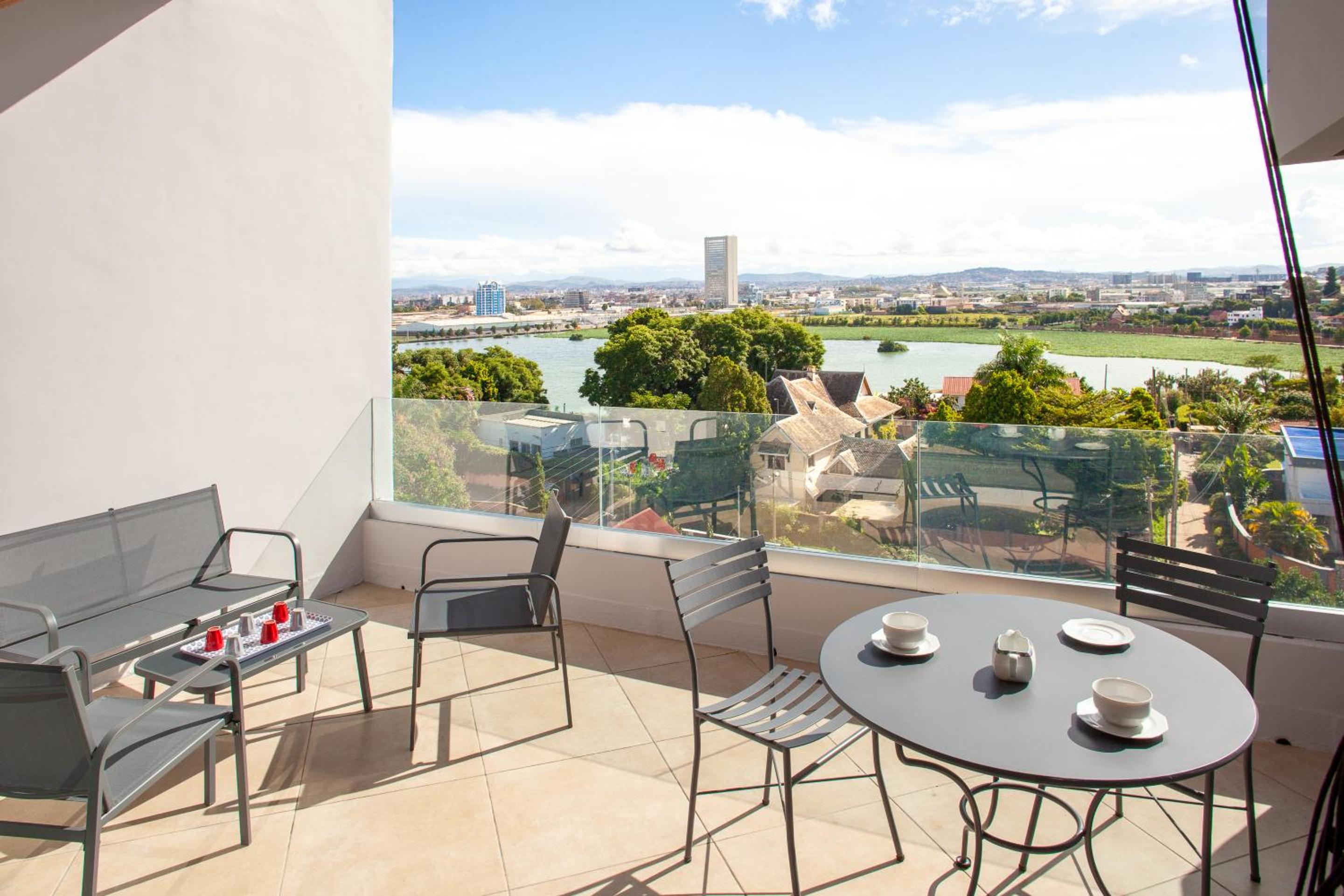 One-Bedroom Apartment with Lake View photo 3