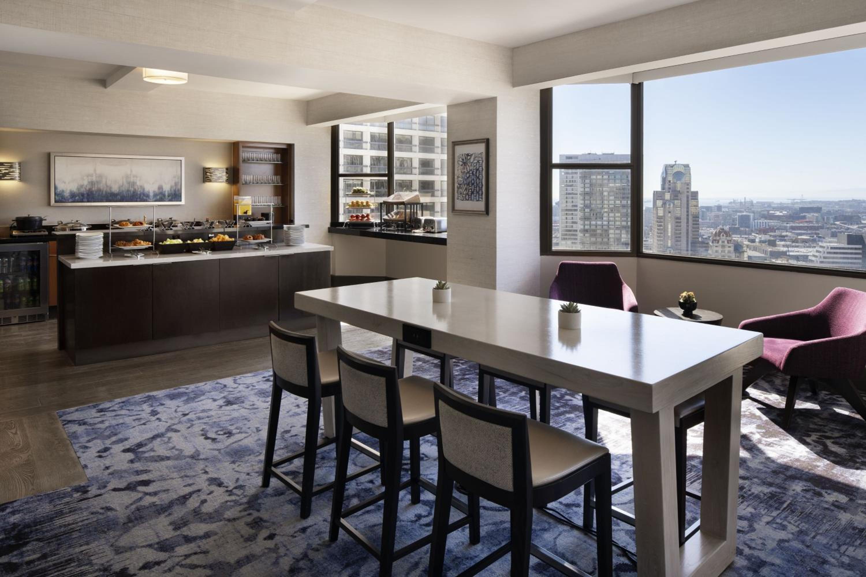 King Room - High Floor/Club Lounge Access/Mobility Accessible with Roll-In Shower - Photo 17