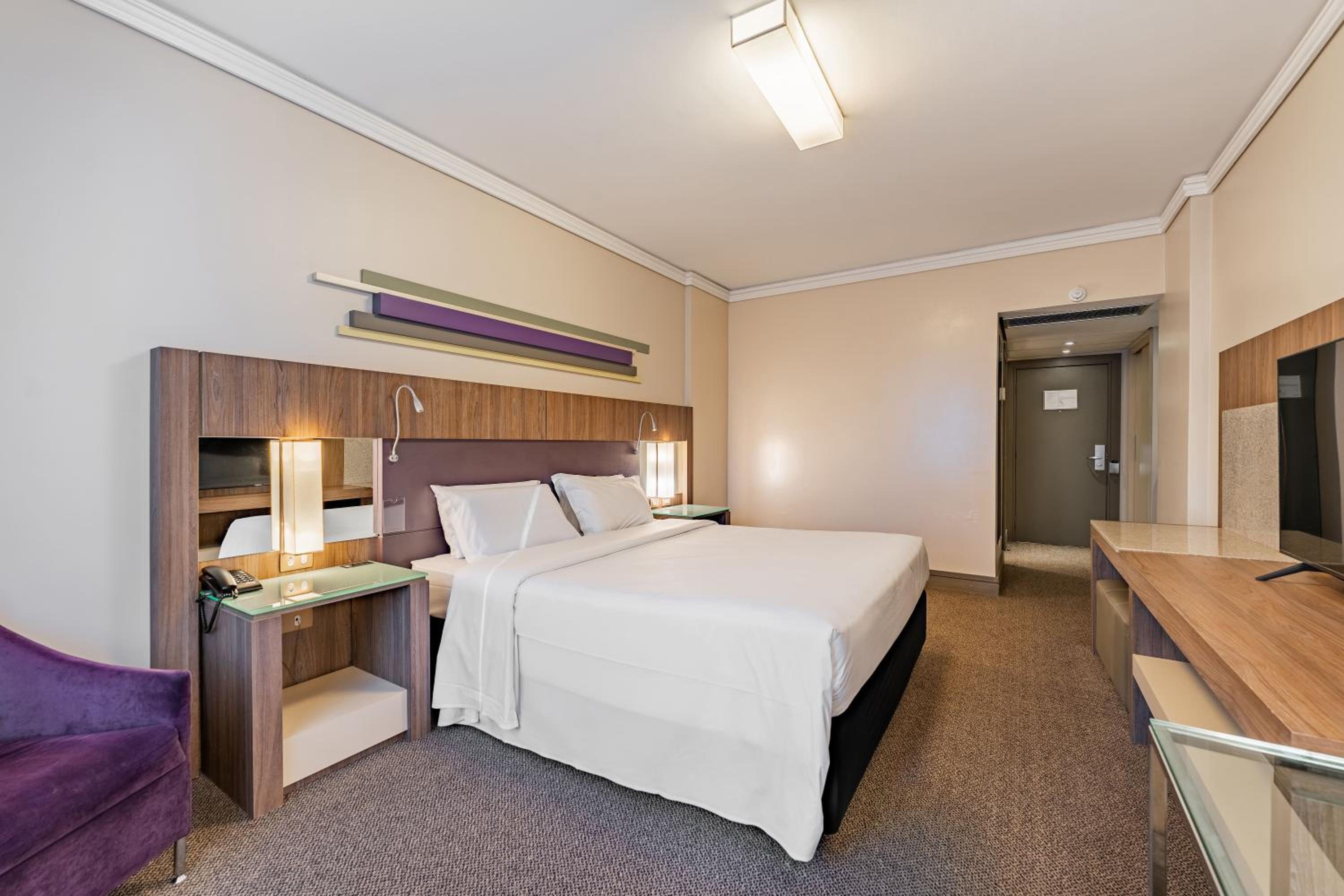 Luxury Room - One Queen Bed - Photo 8
