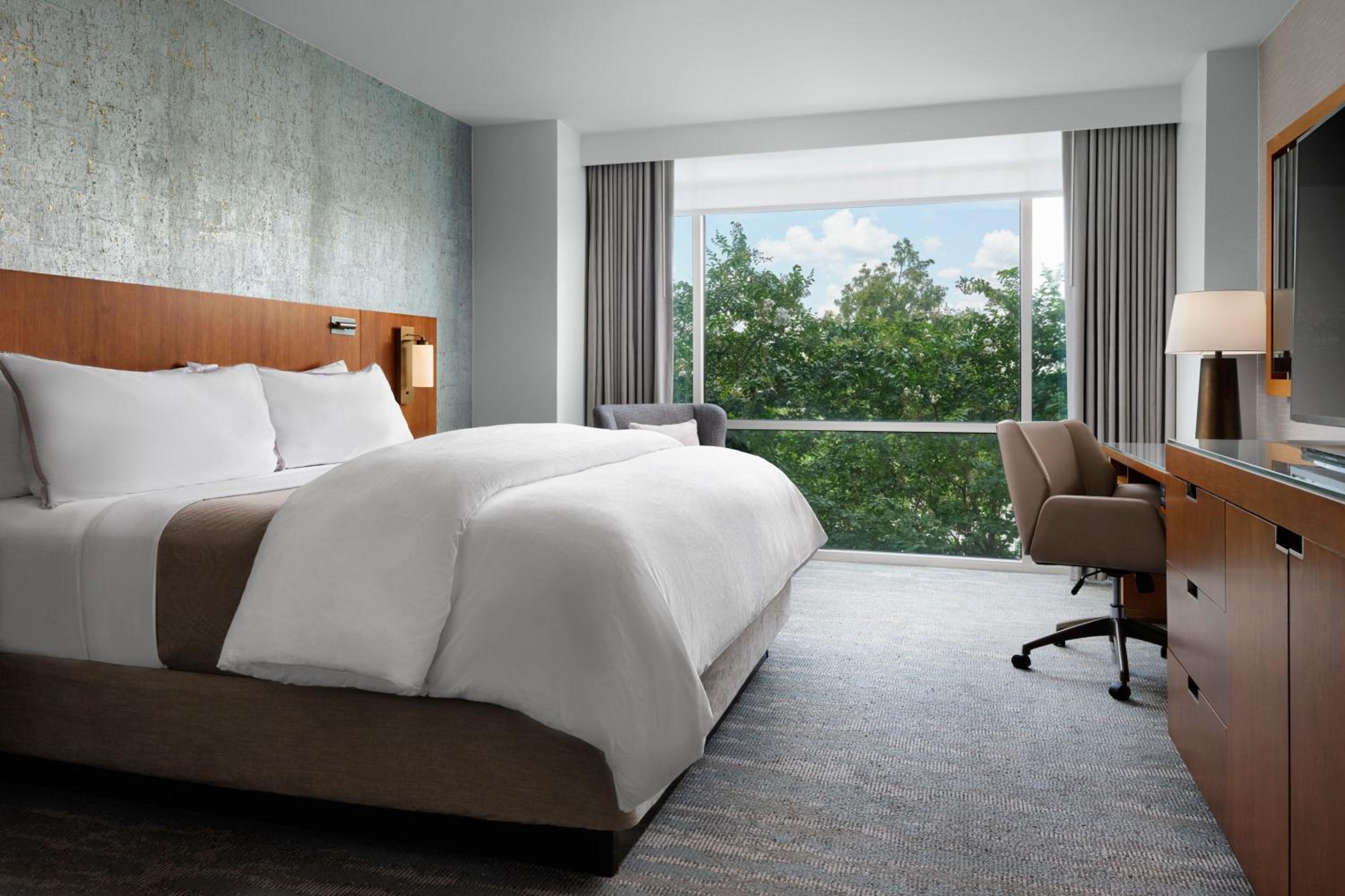 Traditional King Room - Hearing Accessible - Photo 2