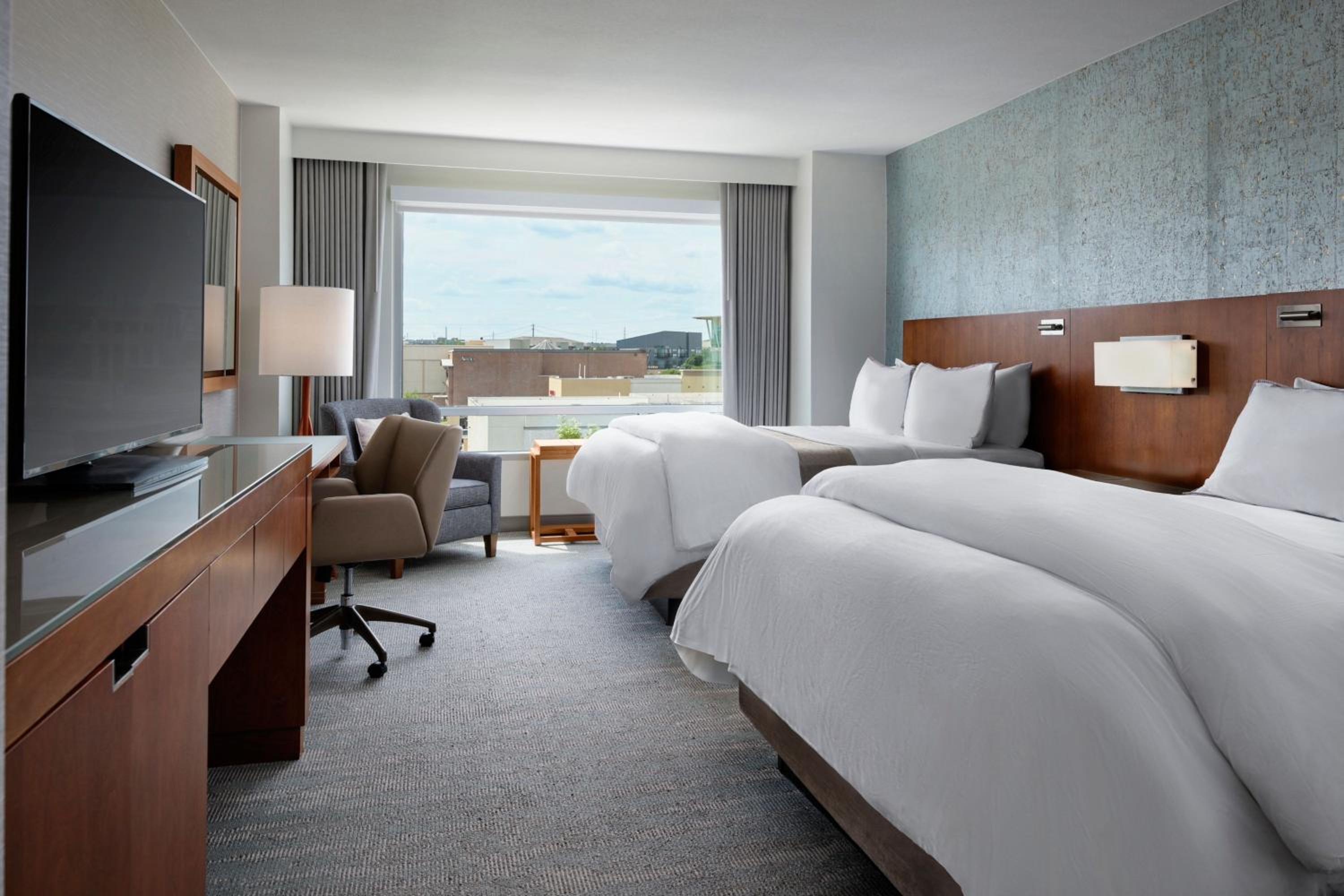 Deluxe Queen Room with Tub - Mobility/Hearing Accessible - Photo 1