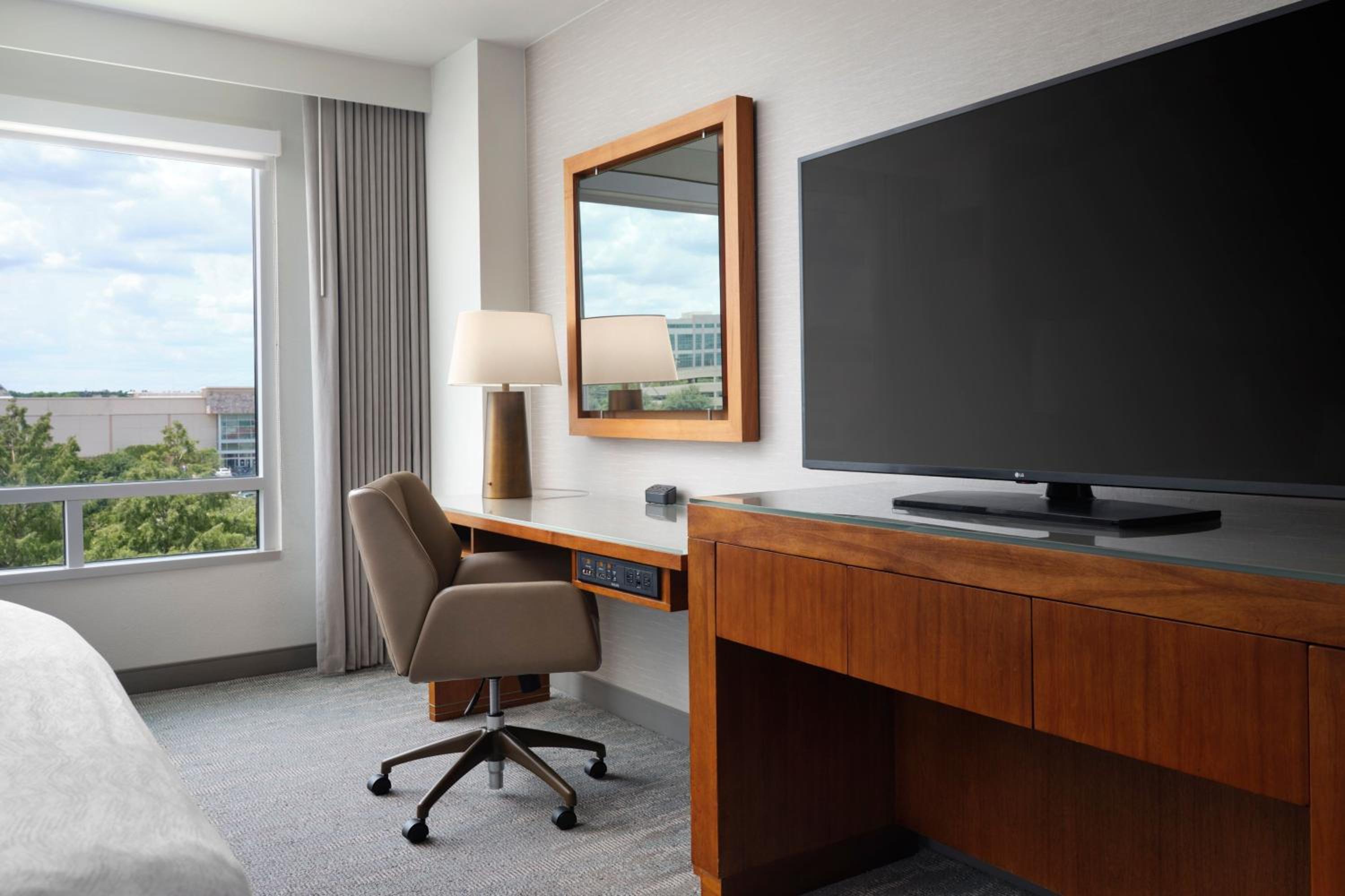 Traditional King Room - Hearing Accessible - Photo 4
