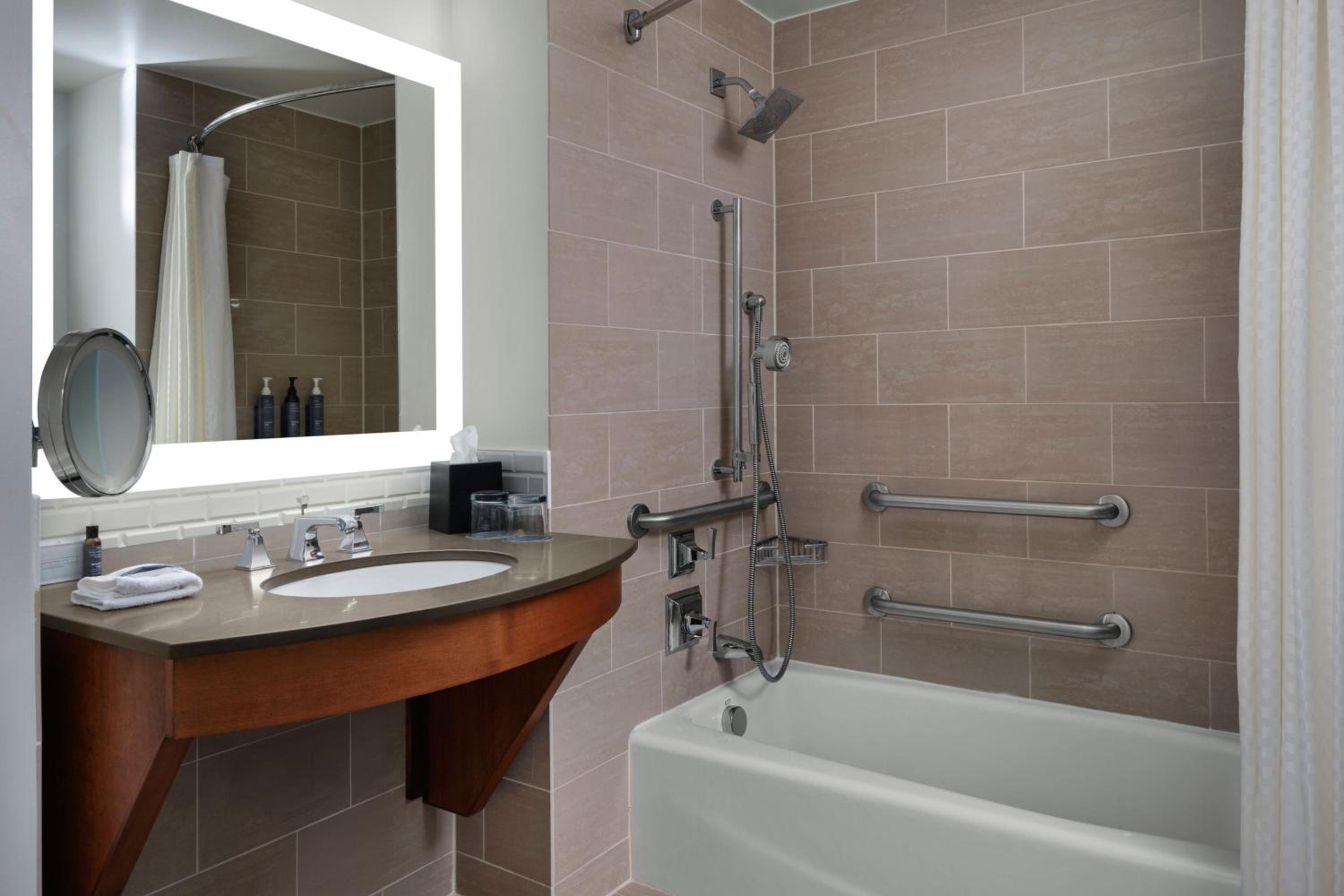 Traditional King Room - Hearing Accessible - Photo 6