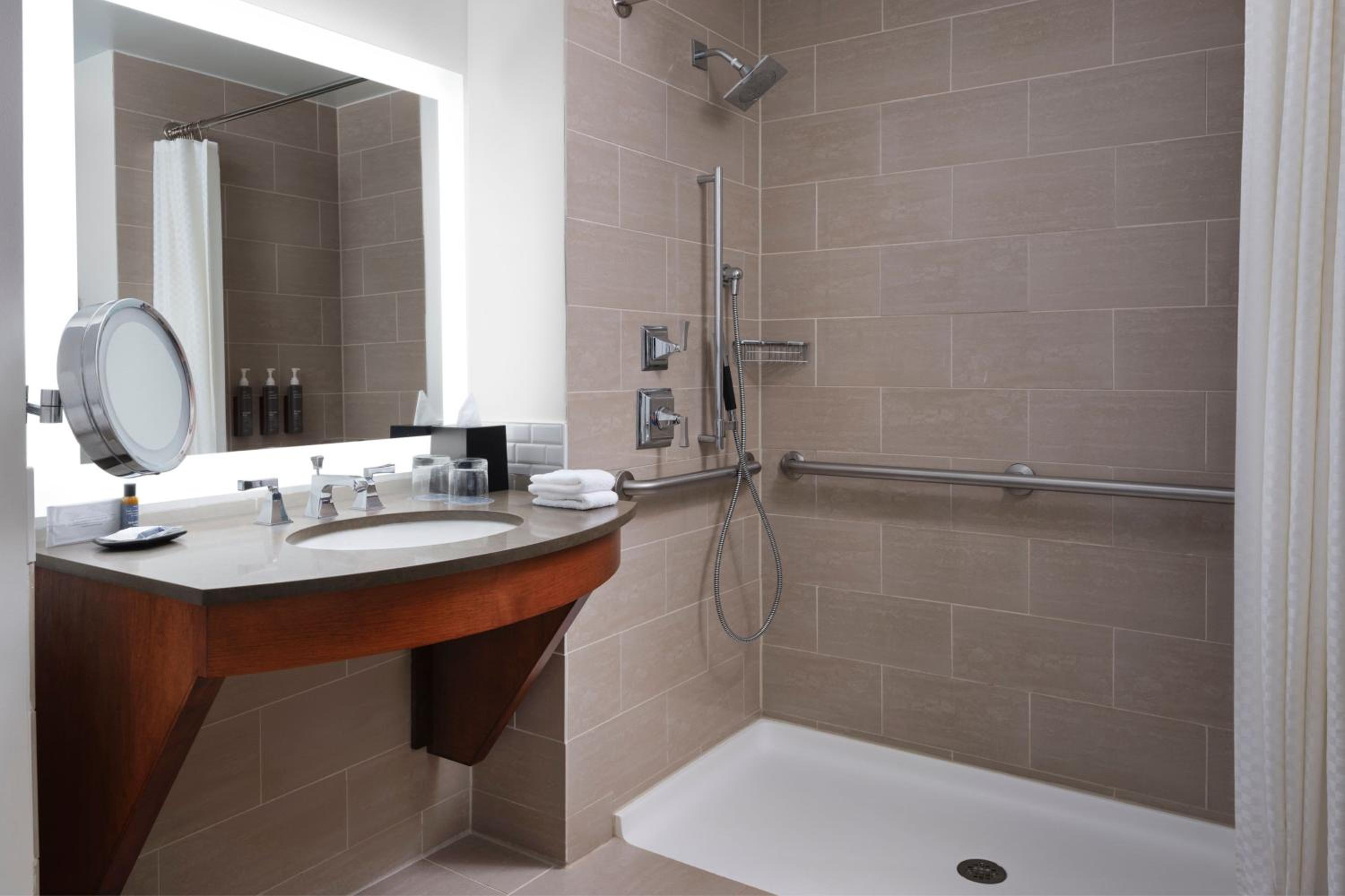 Traditional King Room - Hearing Accessible - Photo 7