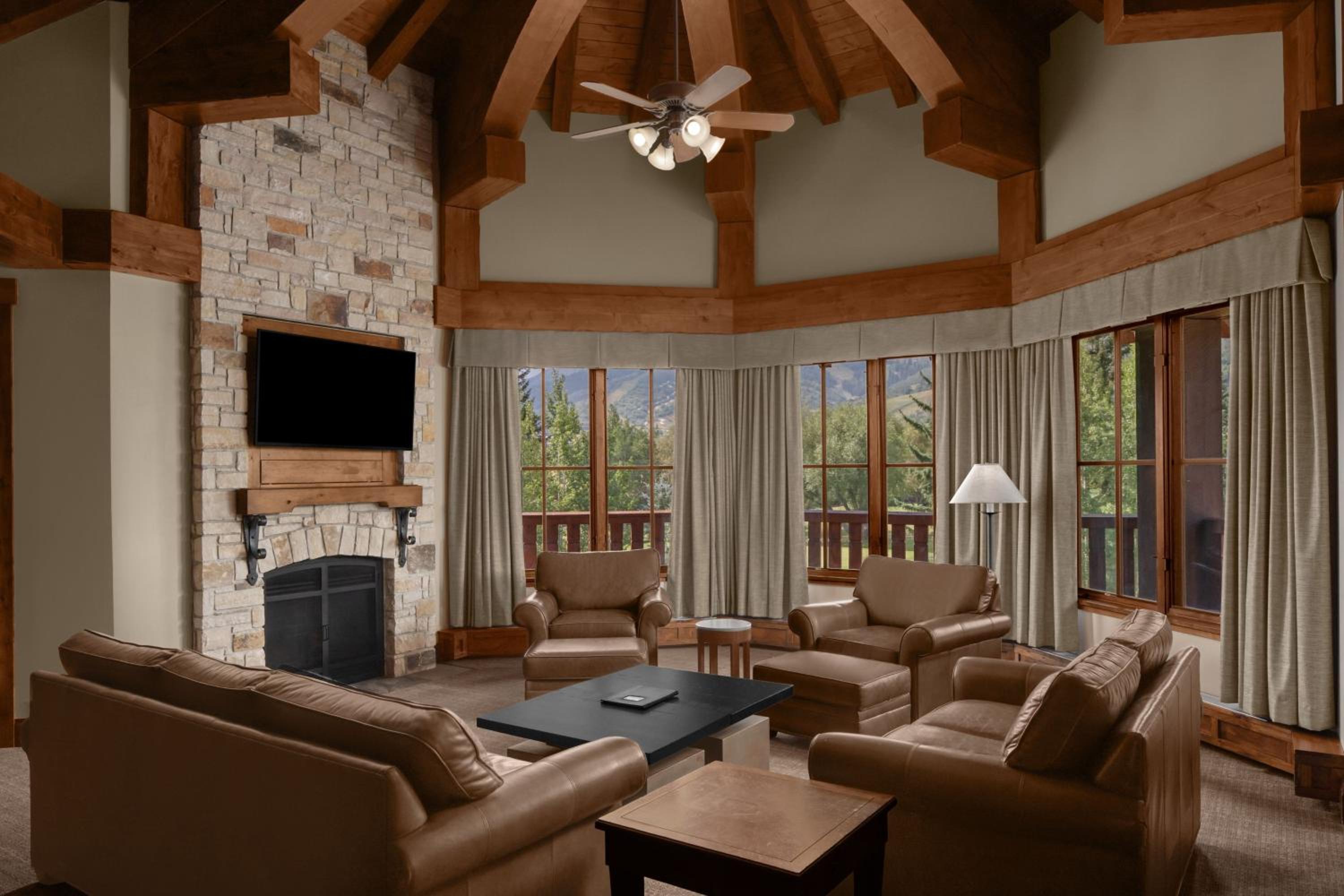 Grand Luxury, 1 Bedroom Suite, 1 King, Sofa bed, Fireplace - Photo 1