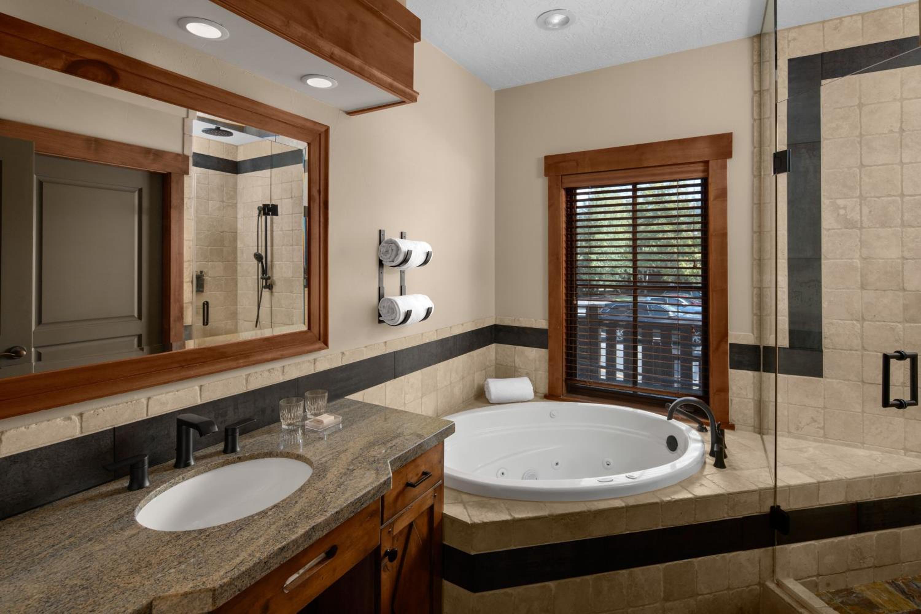 Governors, 2 Bedroom Suite, Mountain or Golf view, Fireplace