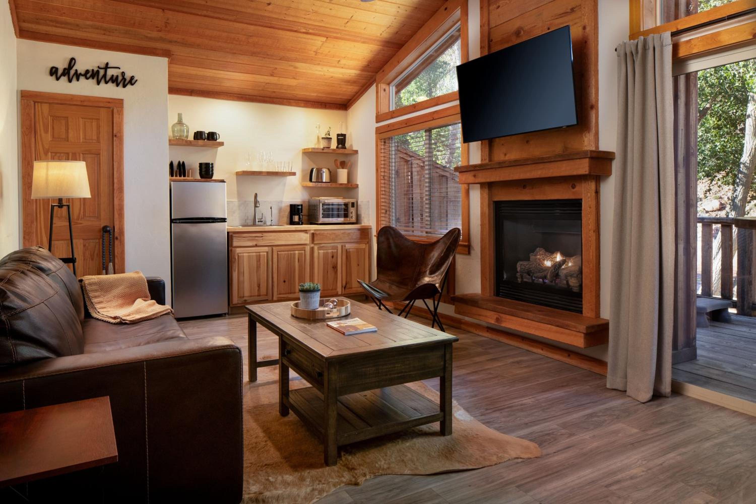 Deluxe Riverfront King Cabin Suite with Sofa Bed photo 1