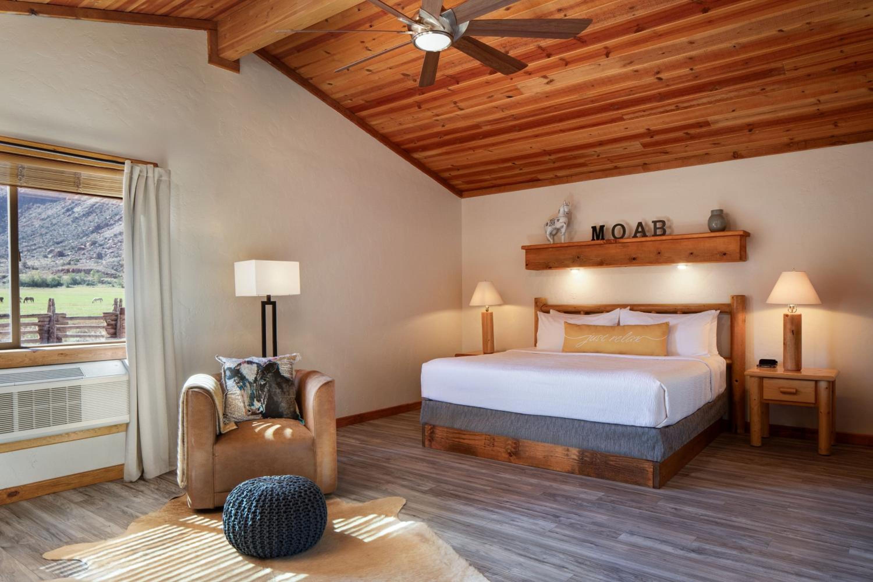 Deluxe Riverfront King Cabin Suite with Sofa Bed photo 2