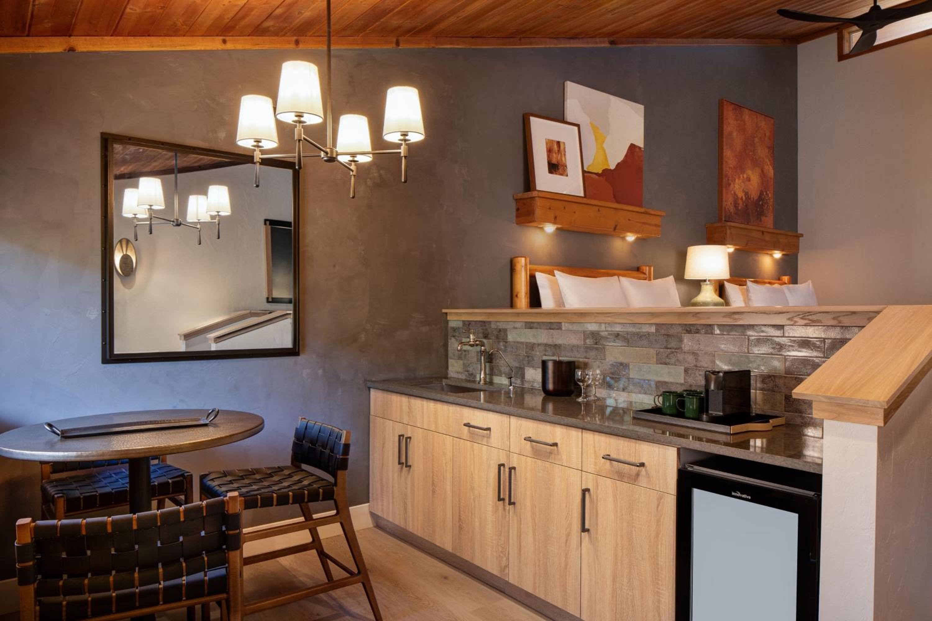 Creekside Queen Suite with Two Queen Beds and Sofa Bed photo 1