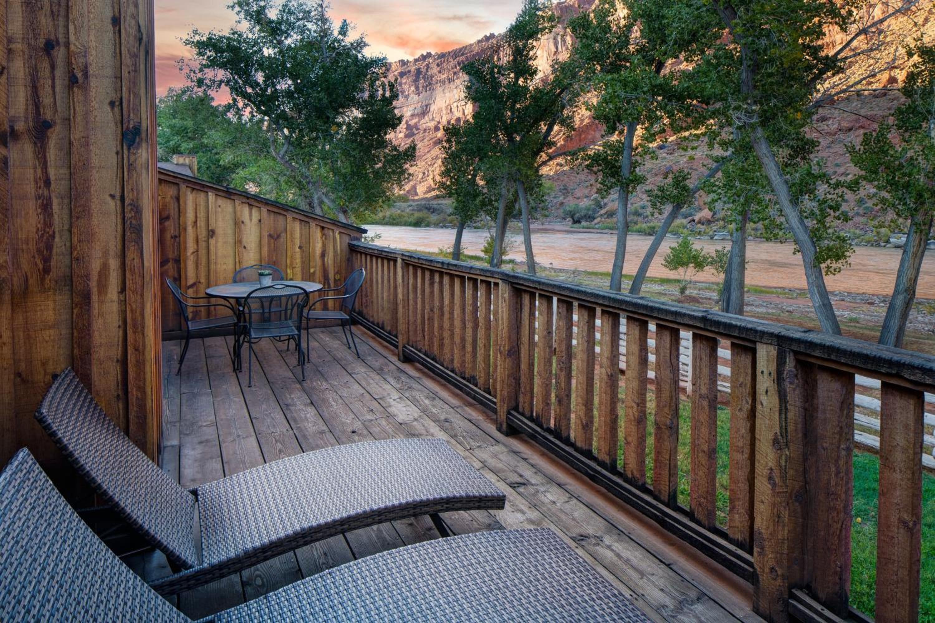 Riverfront Queen Cabin - Two Bedroom Suite photo 2