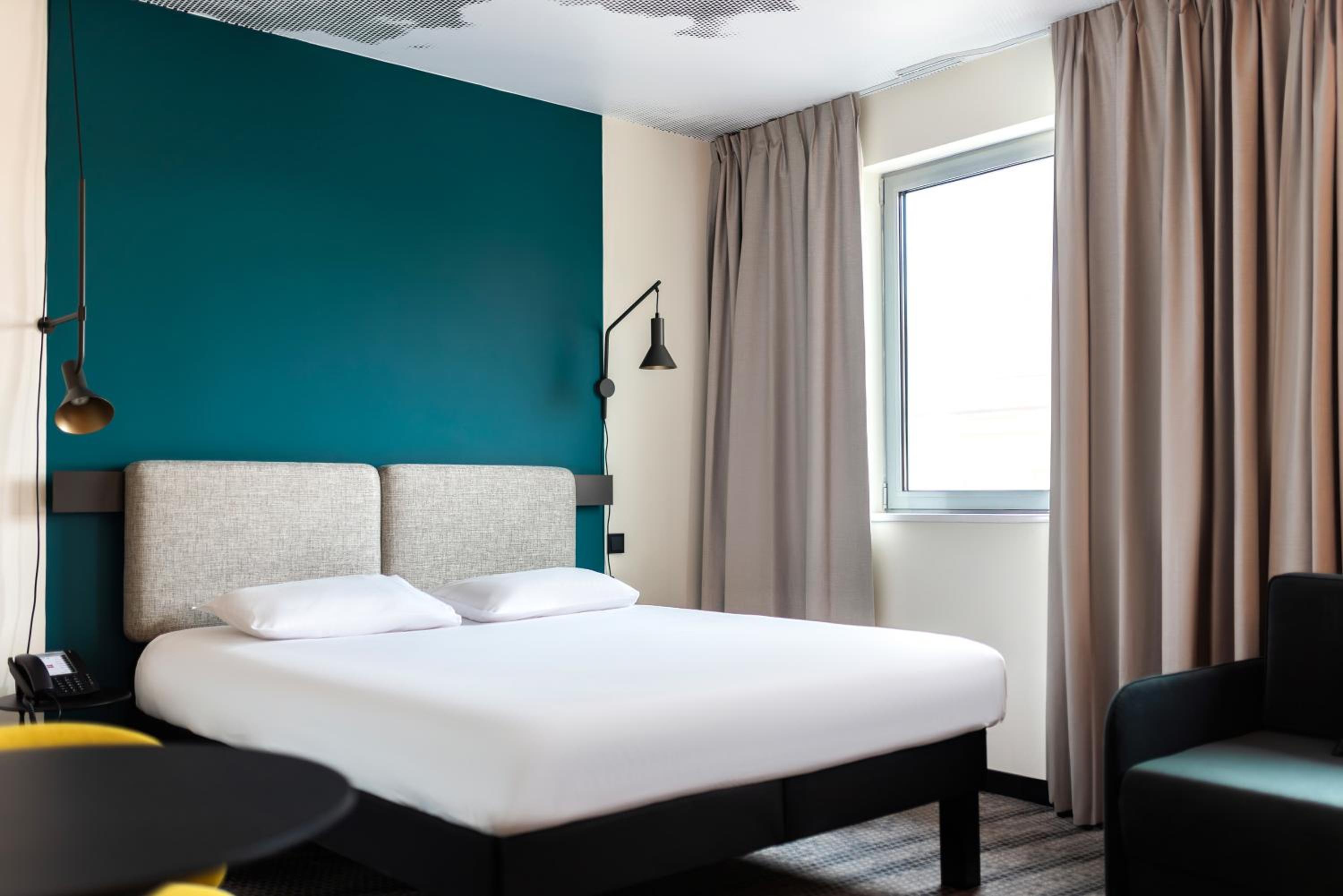 Executive Room with One Double Bed and One Single Sofa Bed - Photo 5