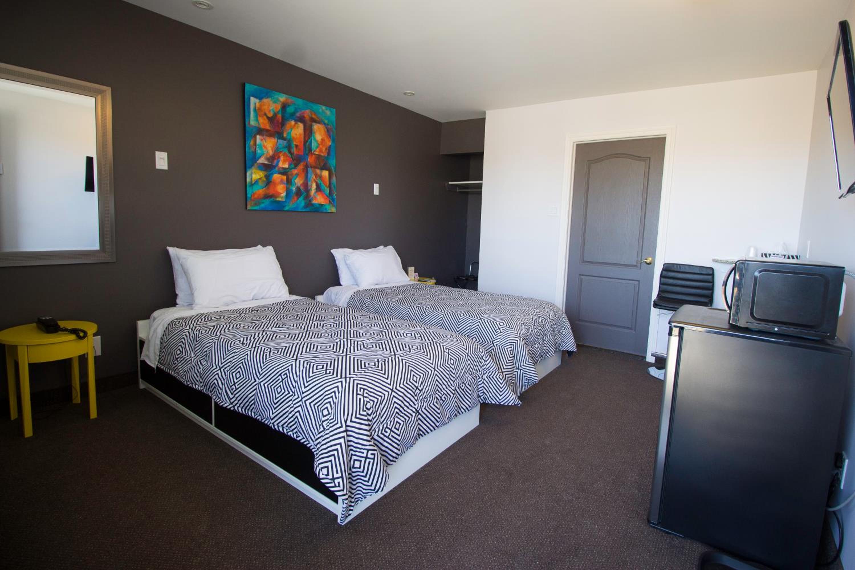 Standard Twin Room thumbnail 5