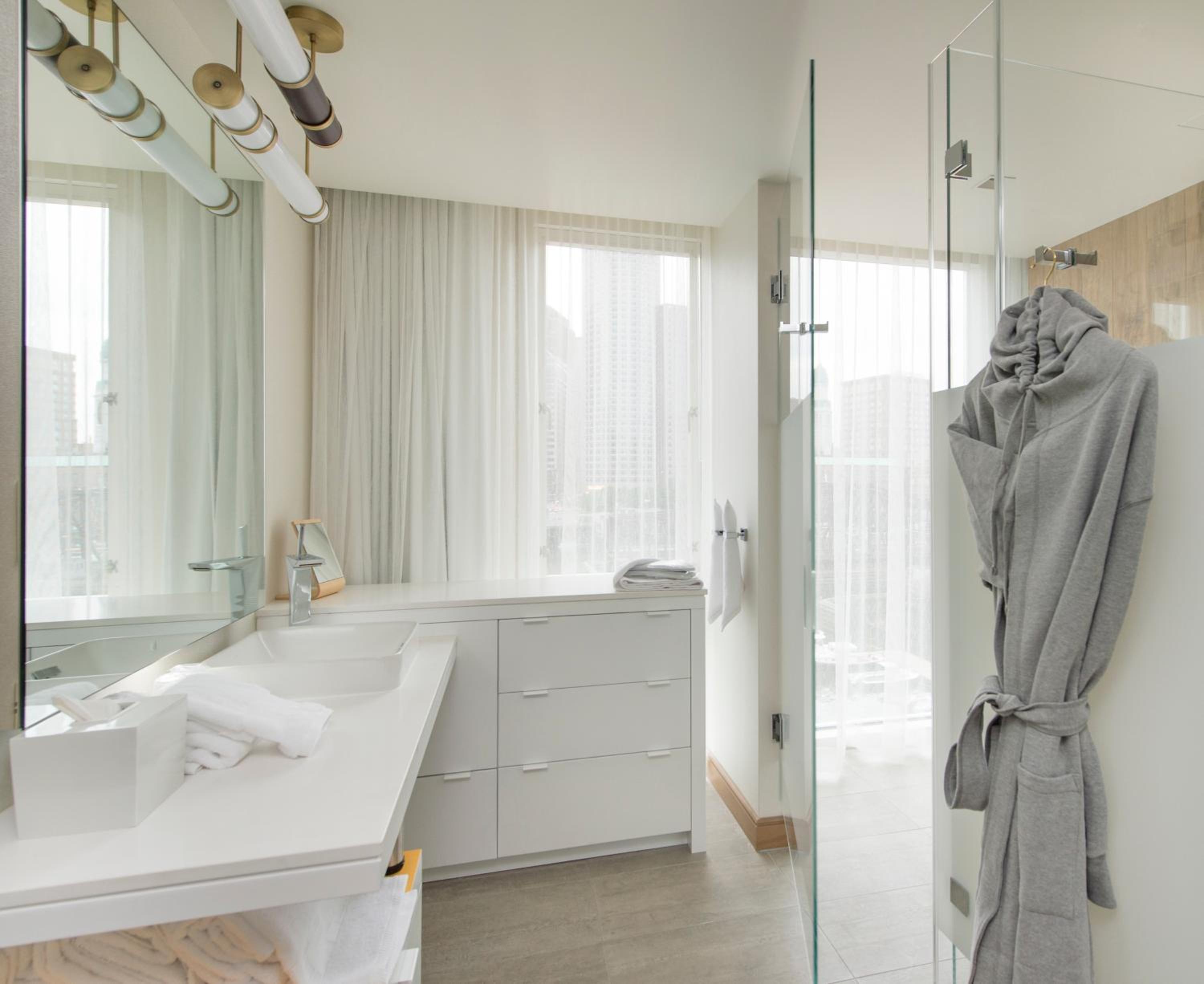 Deluxe King Room with Water View