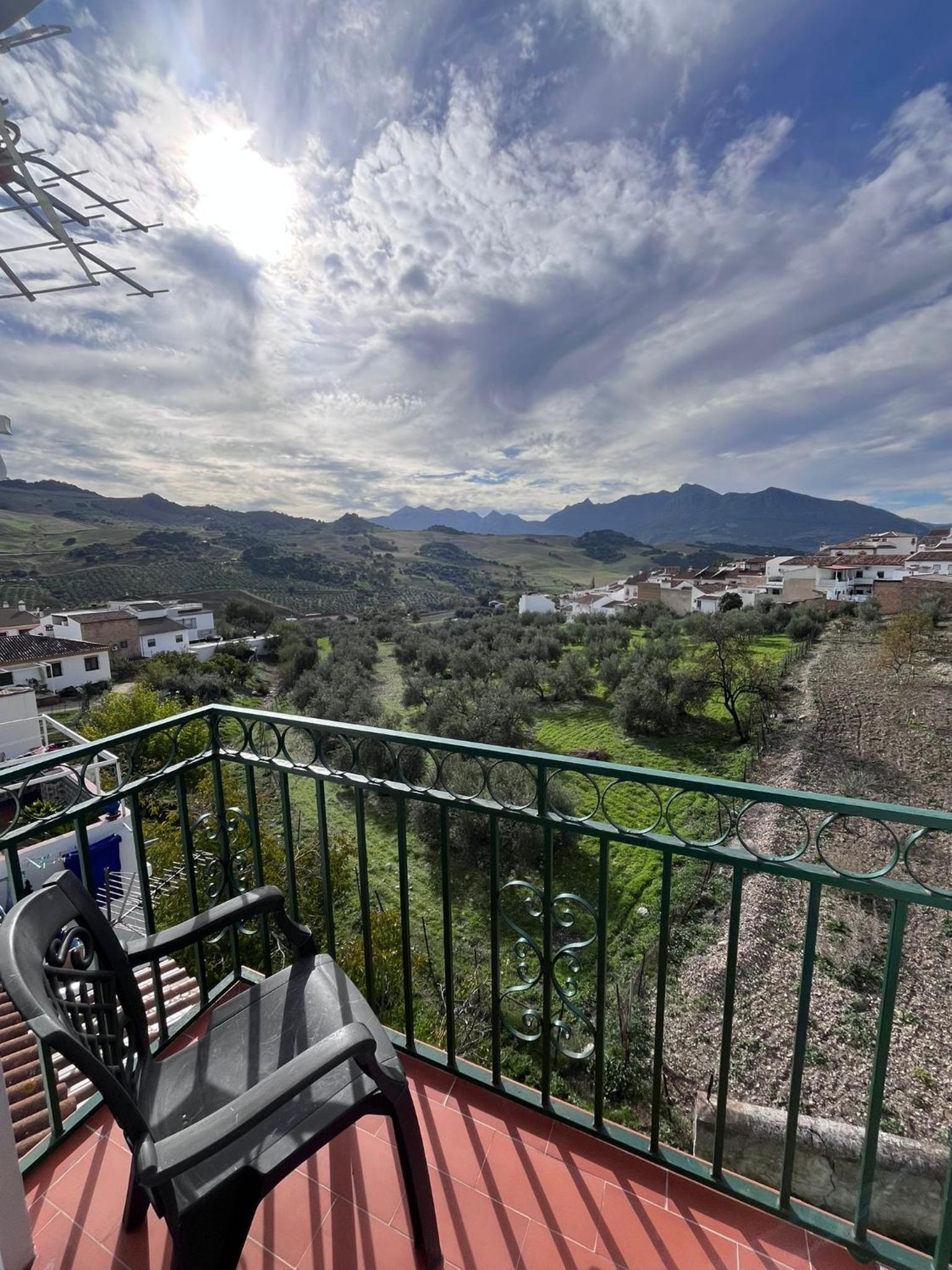 Apartment with Mountain View