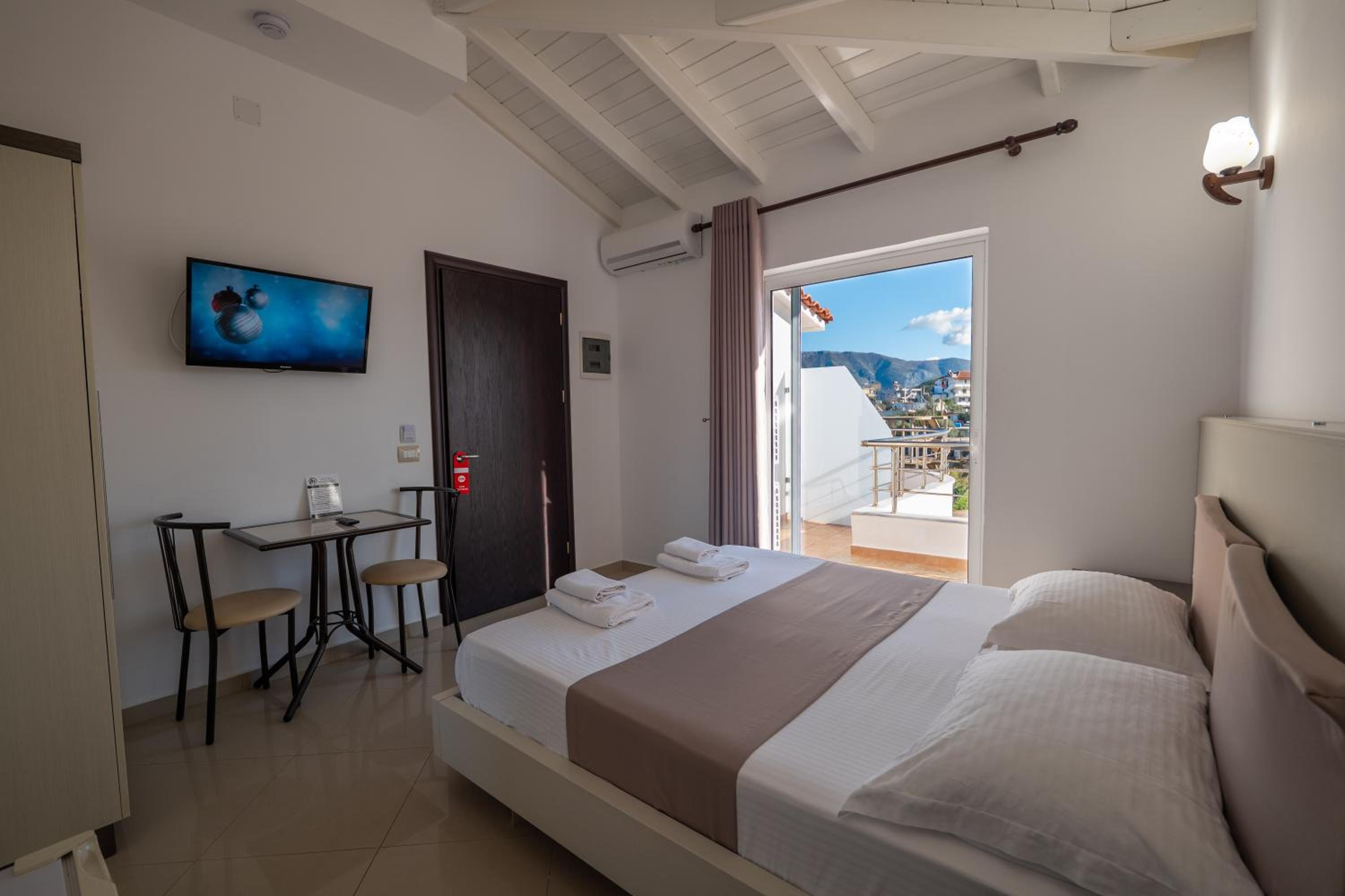 Deluxe Double Room with Balcony photo 2