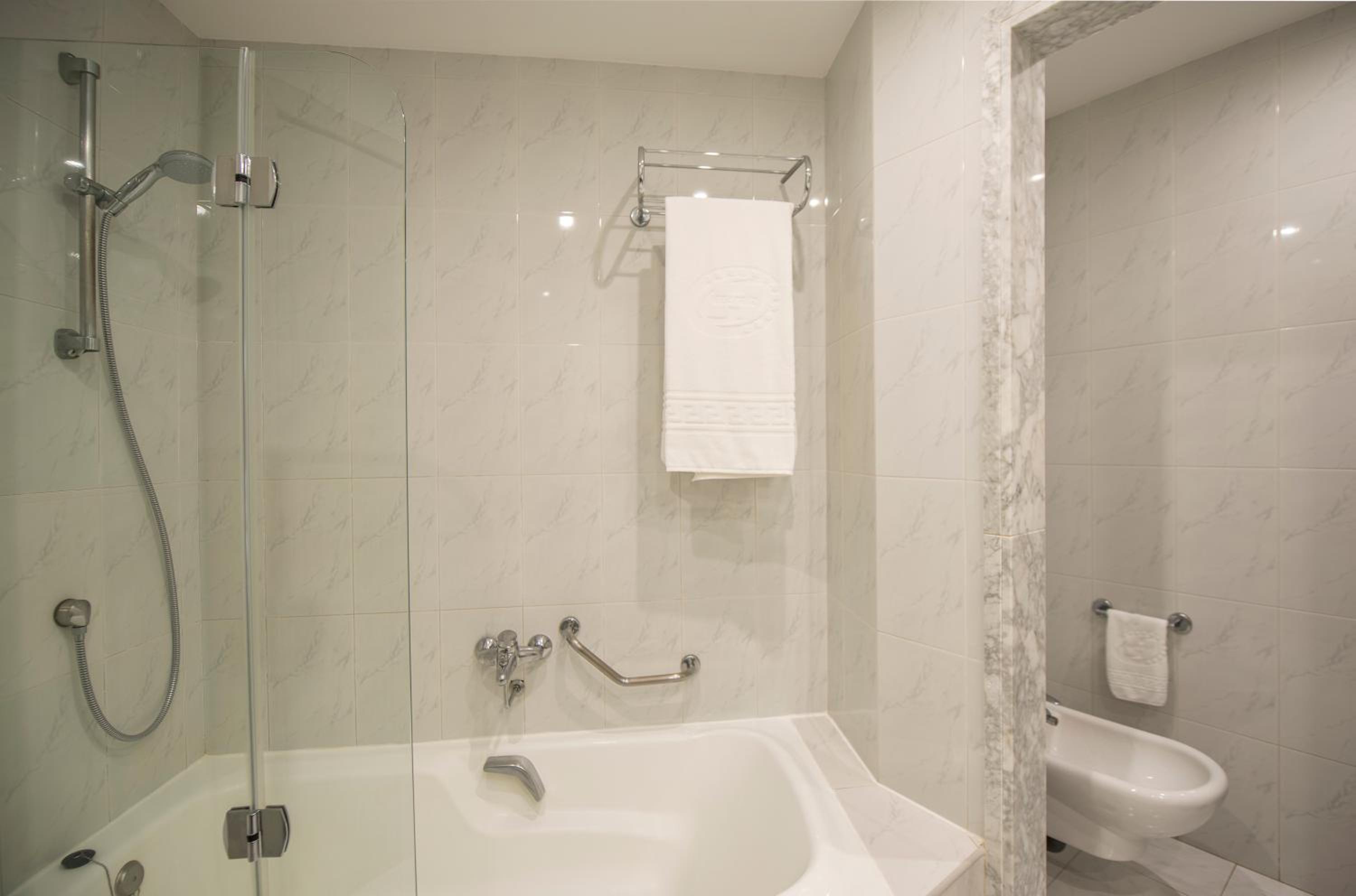 Double Room with Balcony thumbnail 6