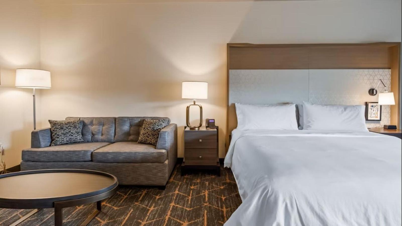 Standard King Room with Sofa Bed - Photo 3