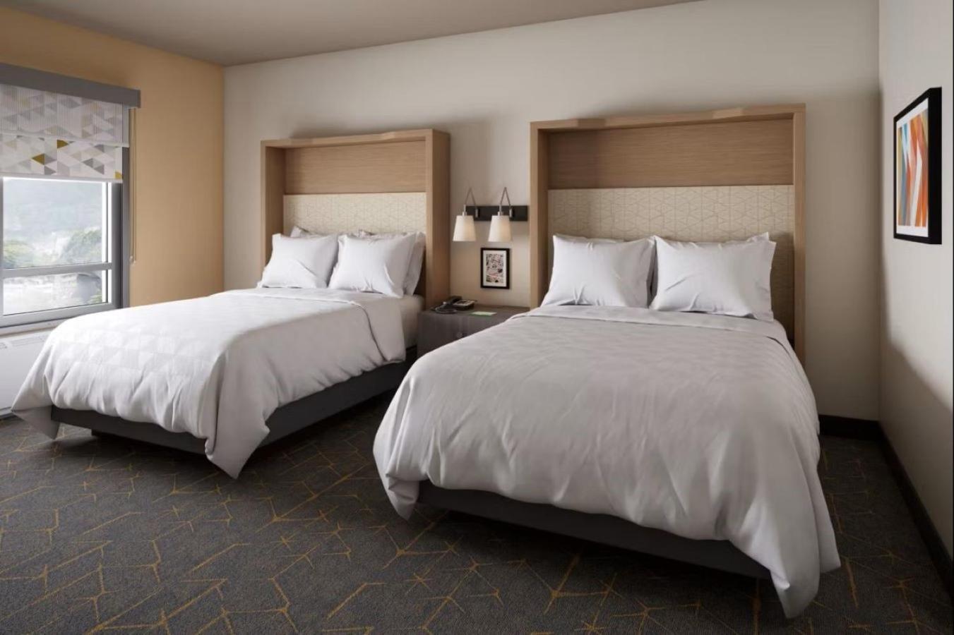Standard Room with Two Queen Beds - Photo 2