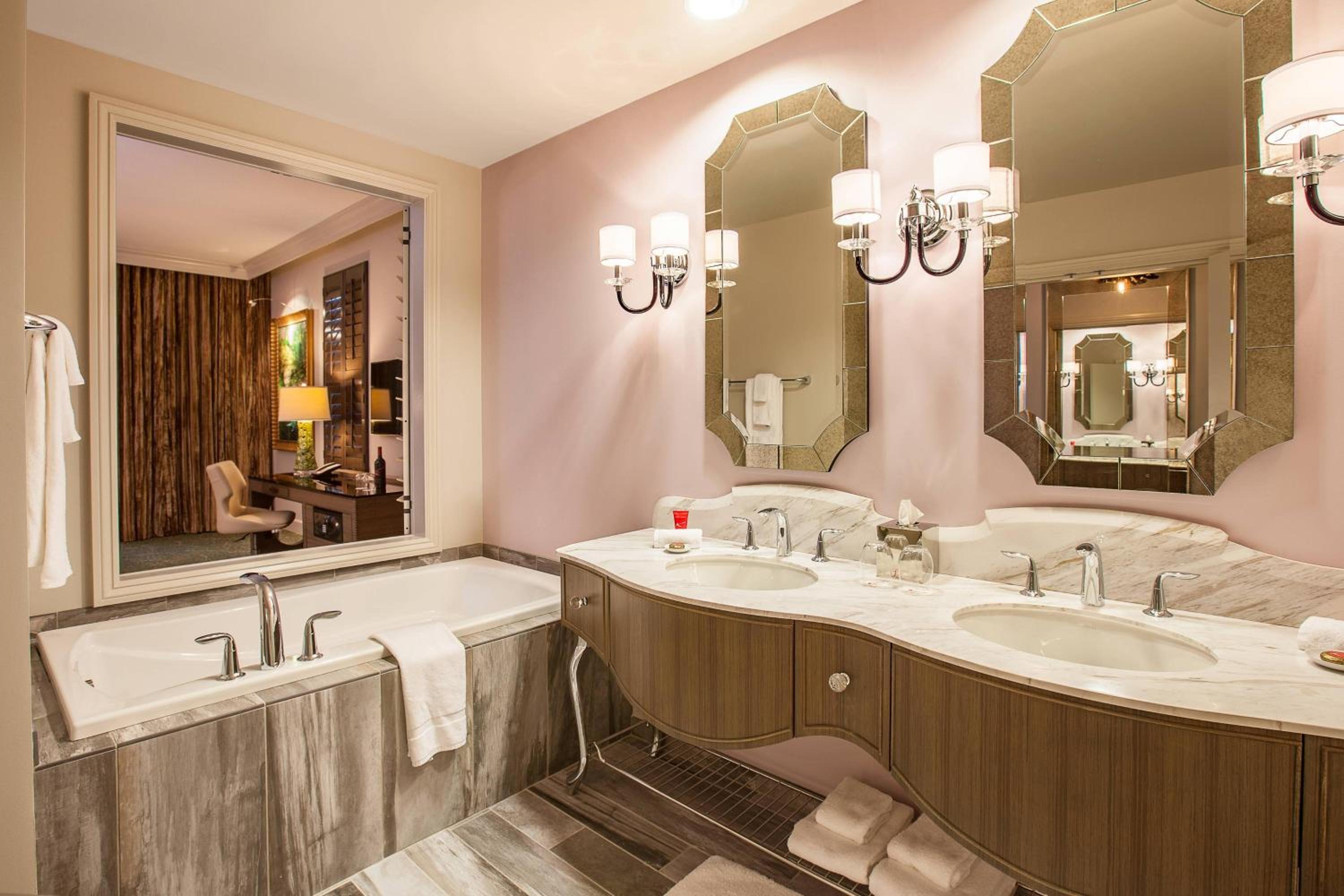 Soaking Tub Room, Guest room, 1 King (Mobility &amp; Hearing Accessible w/ Tub) photo 2