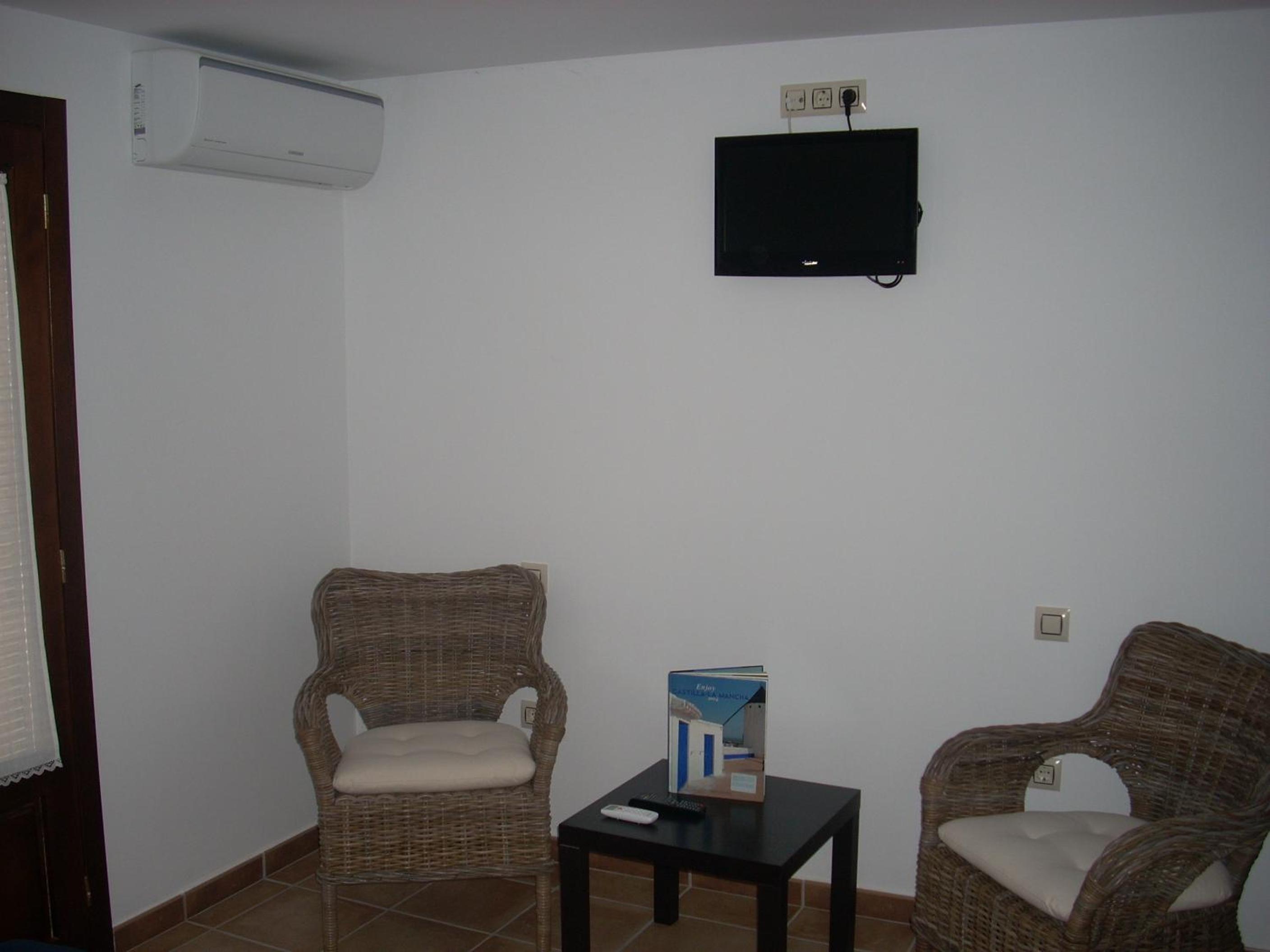 Double or Twin Room - Photo 8