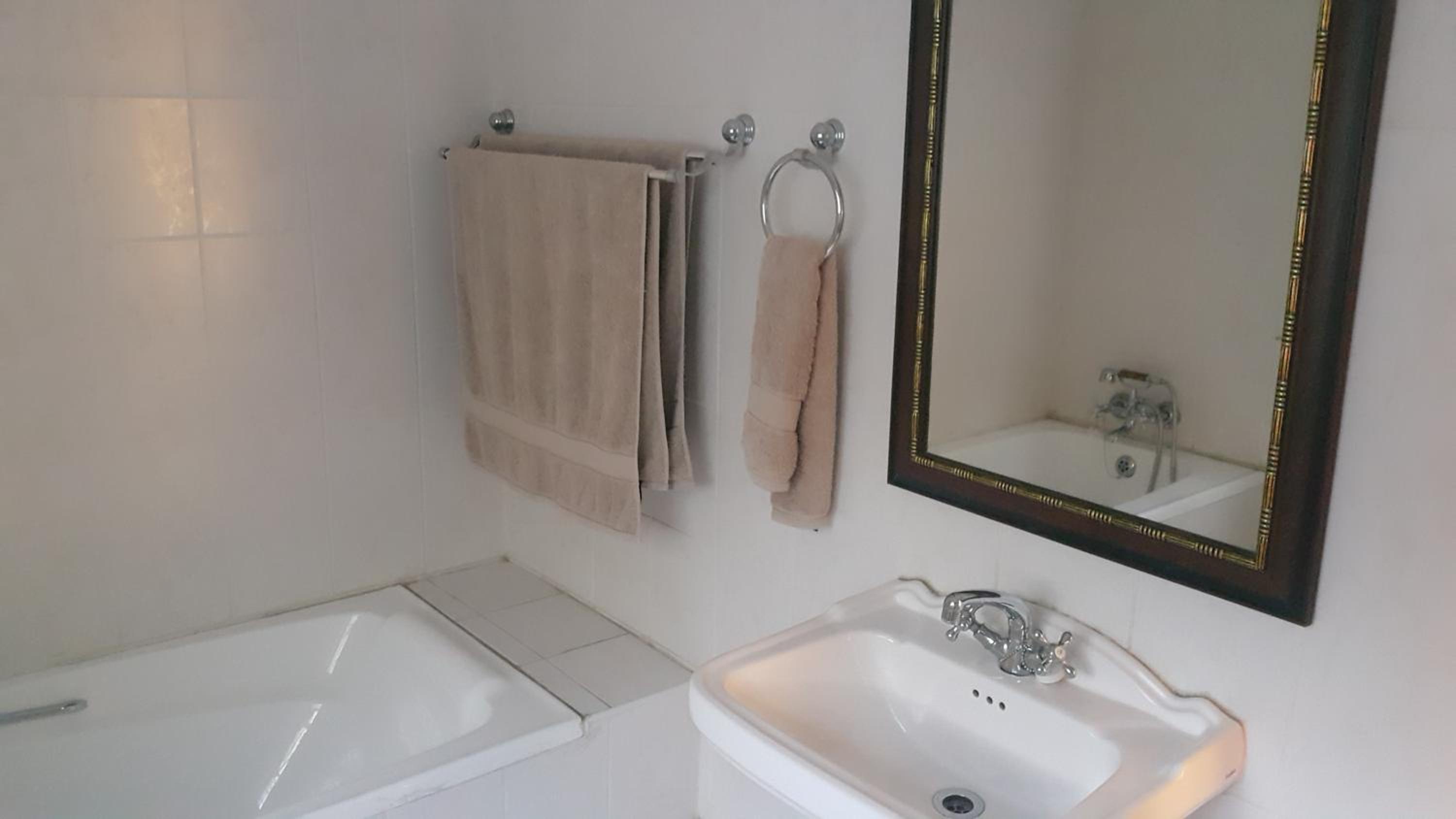 Twin Room with Bath - Photo 3