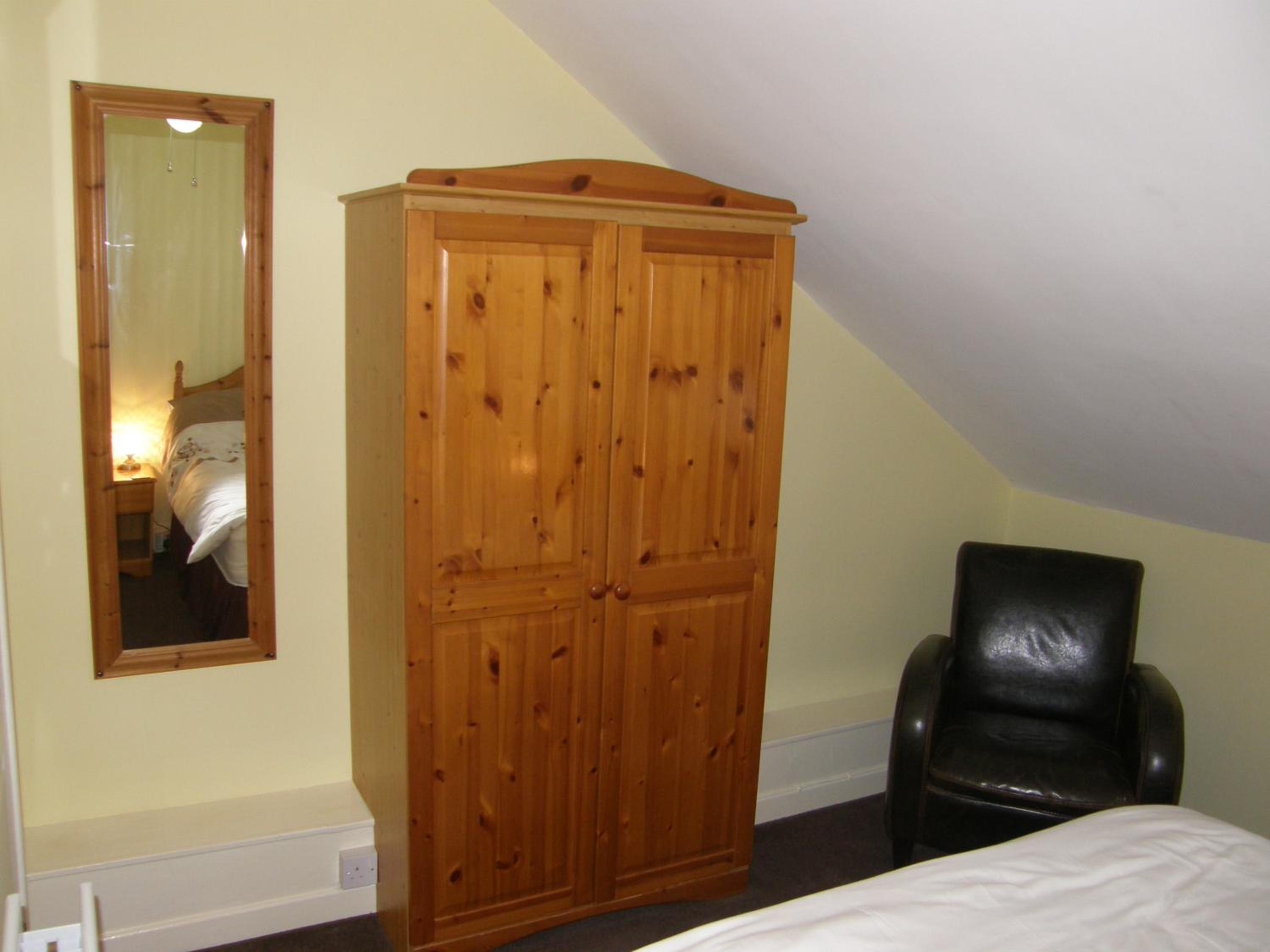 Single Room with Private Bathroom photo 1