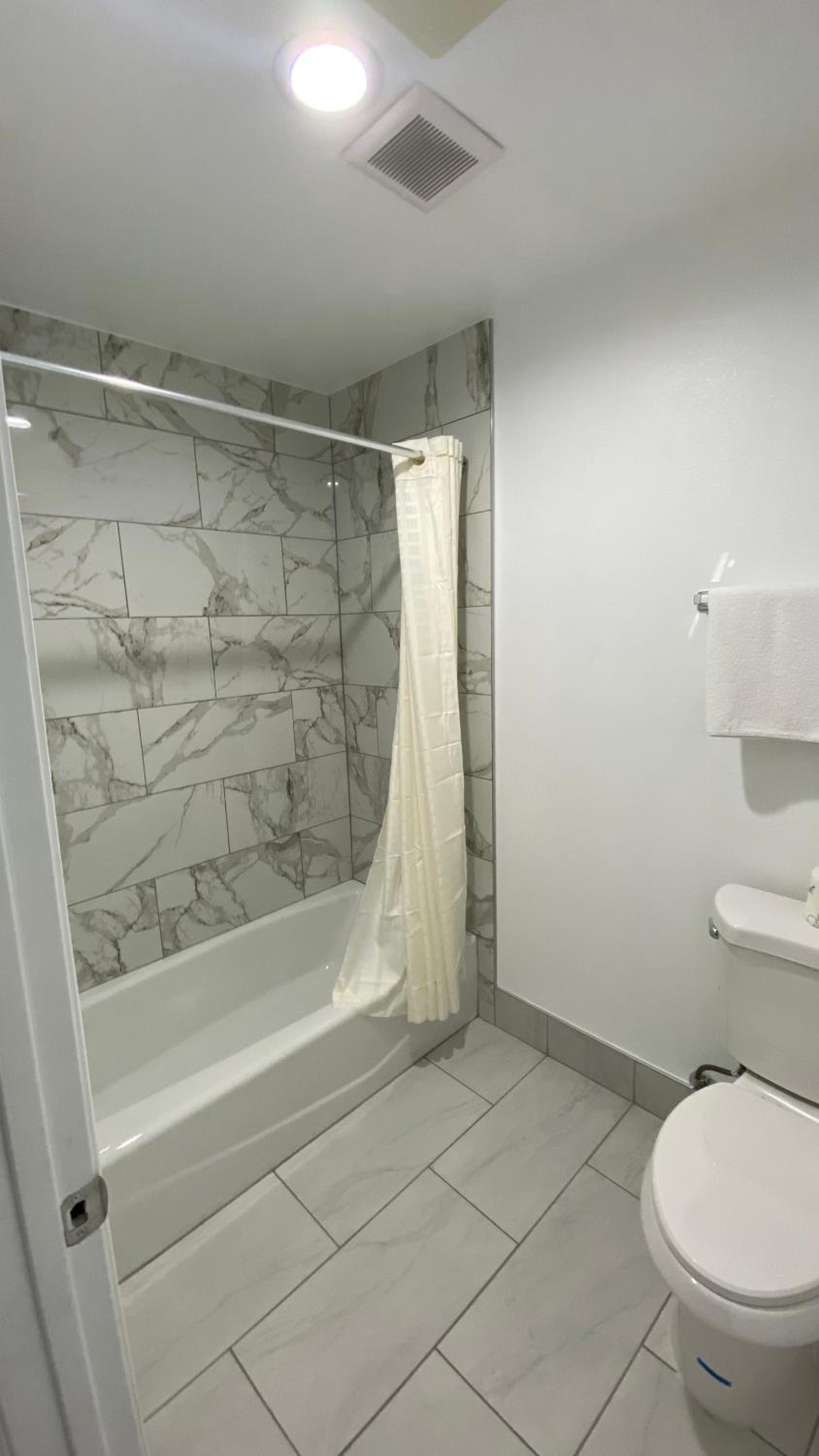 Standard Queen Room - Photo 16