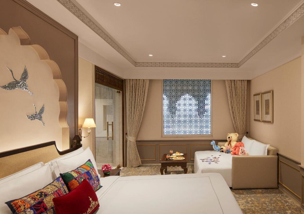 Deluxe Family Room with Indoor Jacuzzi - Enjoy 20% on all hotel services,90 mins SPA at the cost of 60 mins, 4 pints of beer on arrival,4 Pcs of laundry, 1+1 on selected beverages at Sheesh Mahal (12PM-6PM), Complimentary Evening Hi Tea - Photo 3