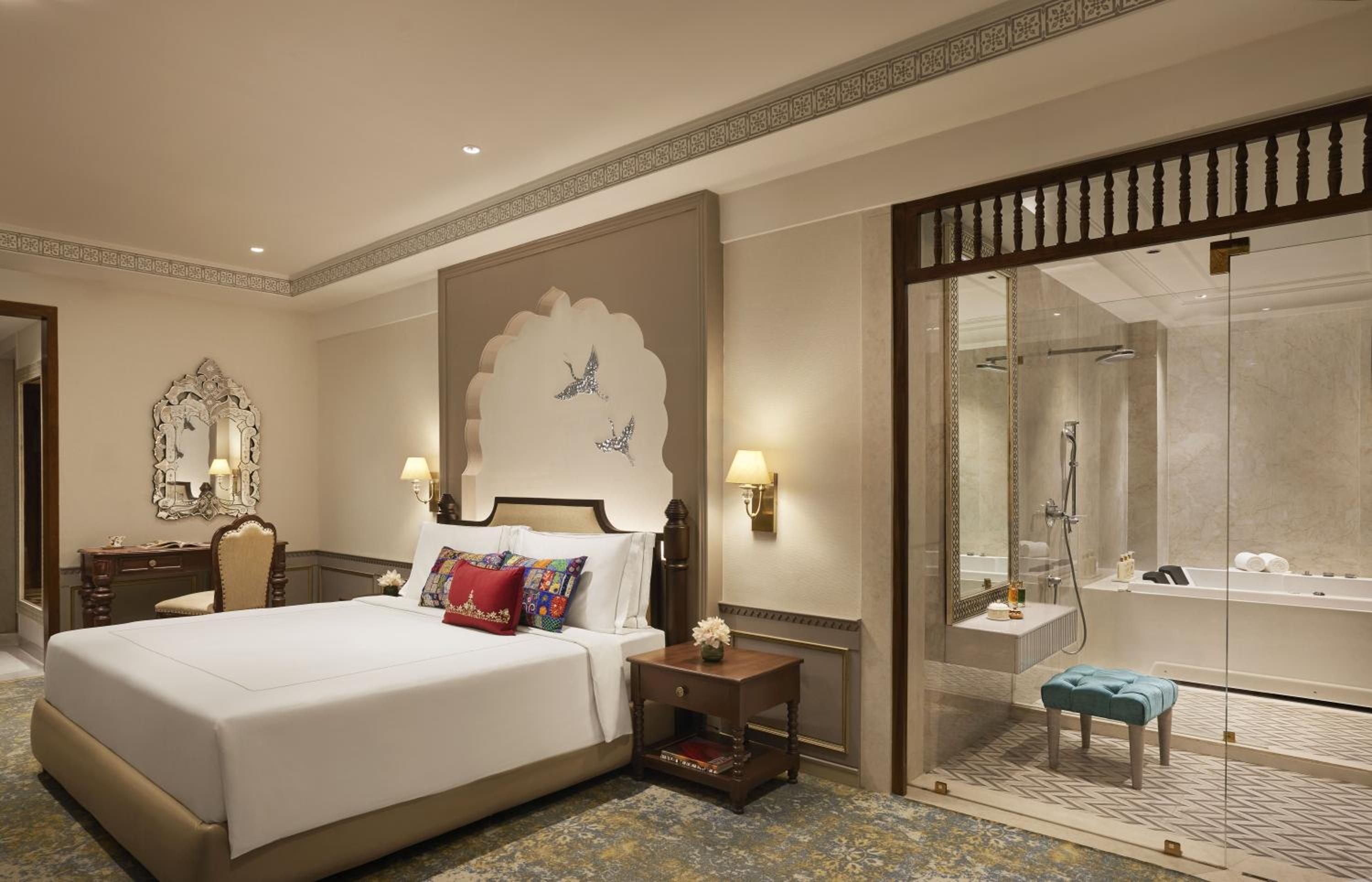 Deluxe Family Room with Indoor Jacuzzi - Enjoy 20% on all hotel services,90 mins SPA at the cost of 60 mins, 4 pints of beer on arrival,4 Pcs of laundry, 1+1 on selected beverages at Sheesh Mahal (12PM-6PM), Complimentary Evening Hi Tea - Photo 1