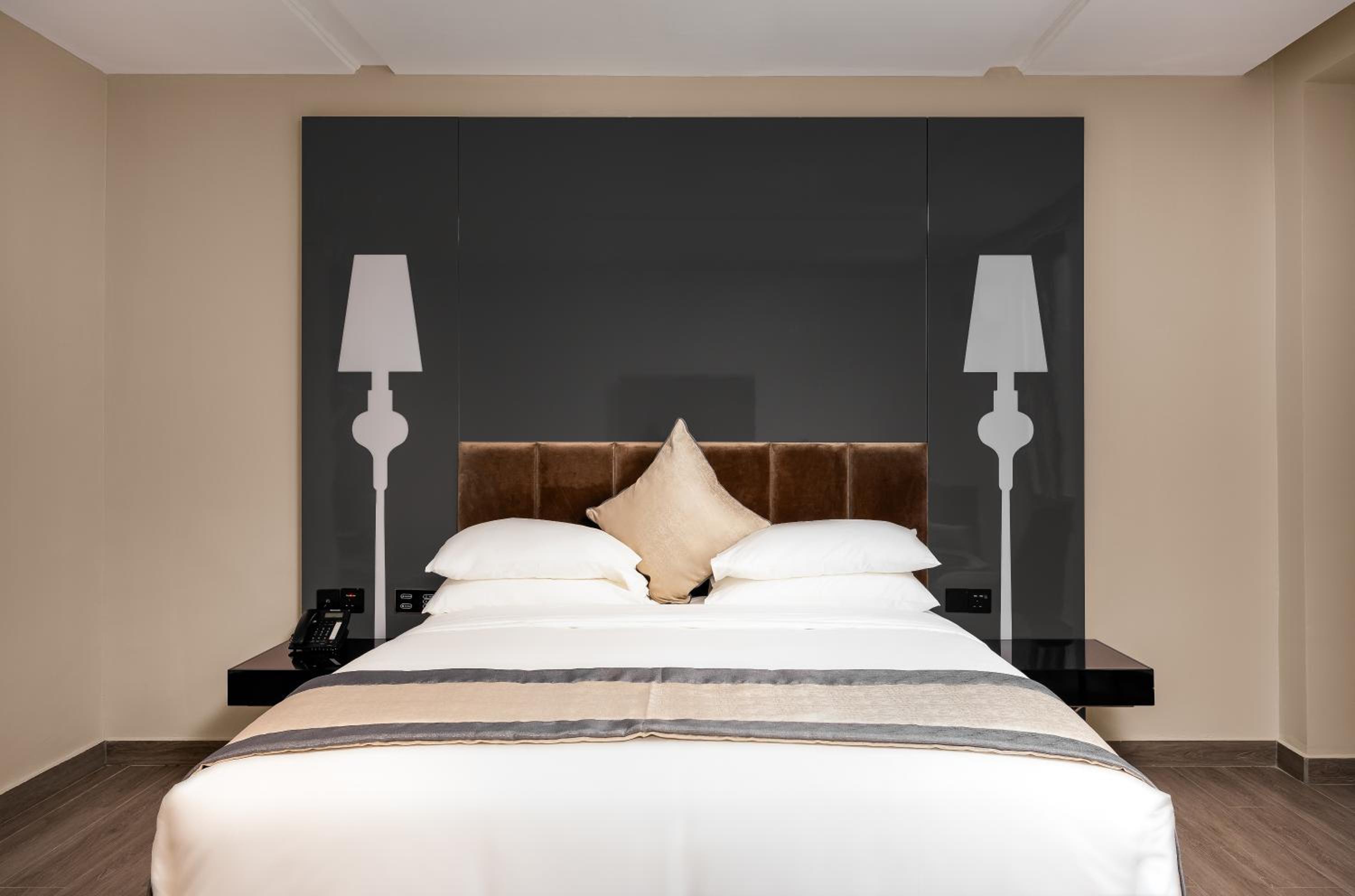 Deluxe Double Room (1 adult + 1 child)