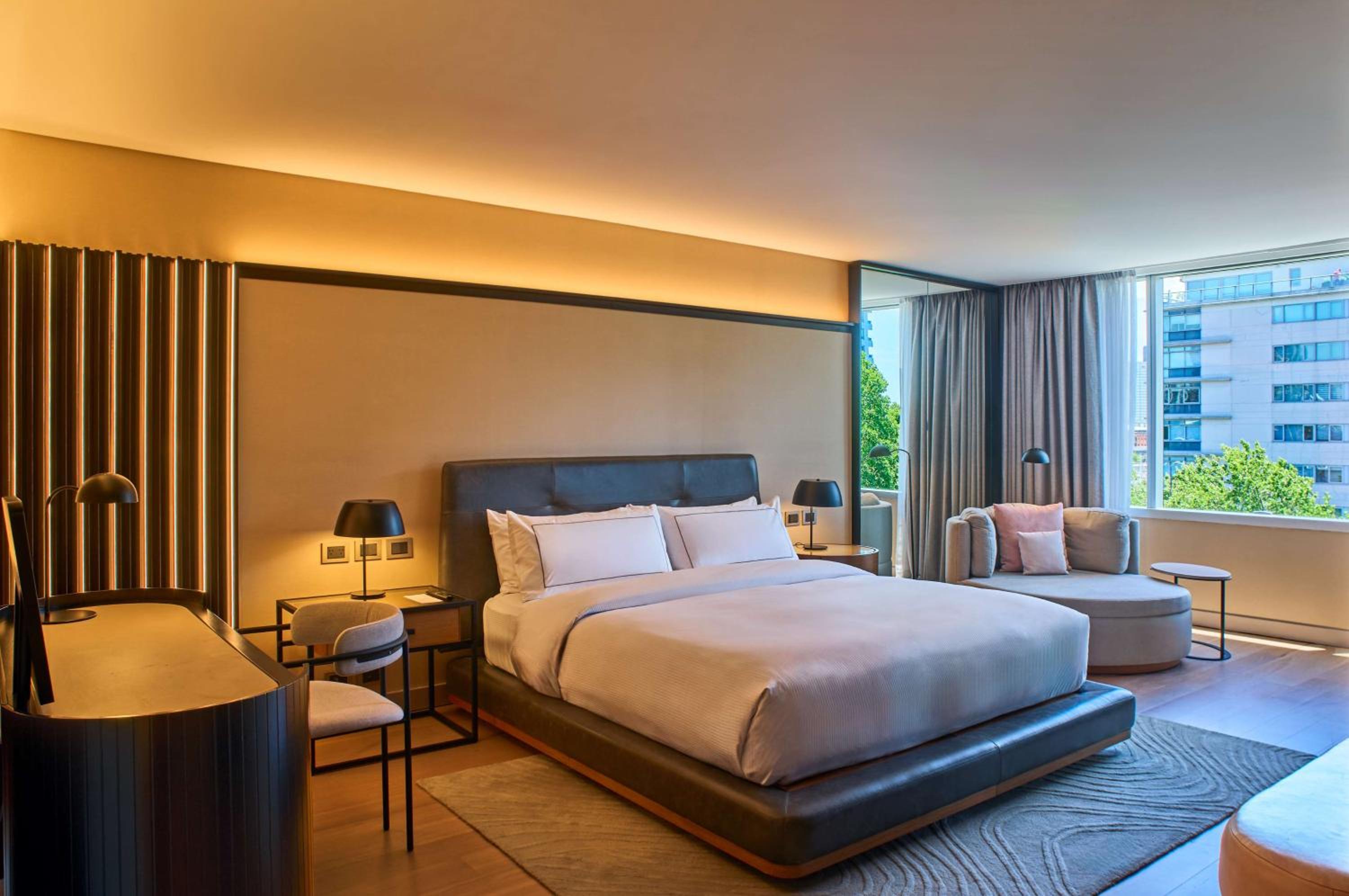 One-Bedroom Corner King Suite