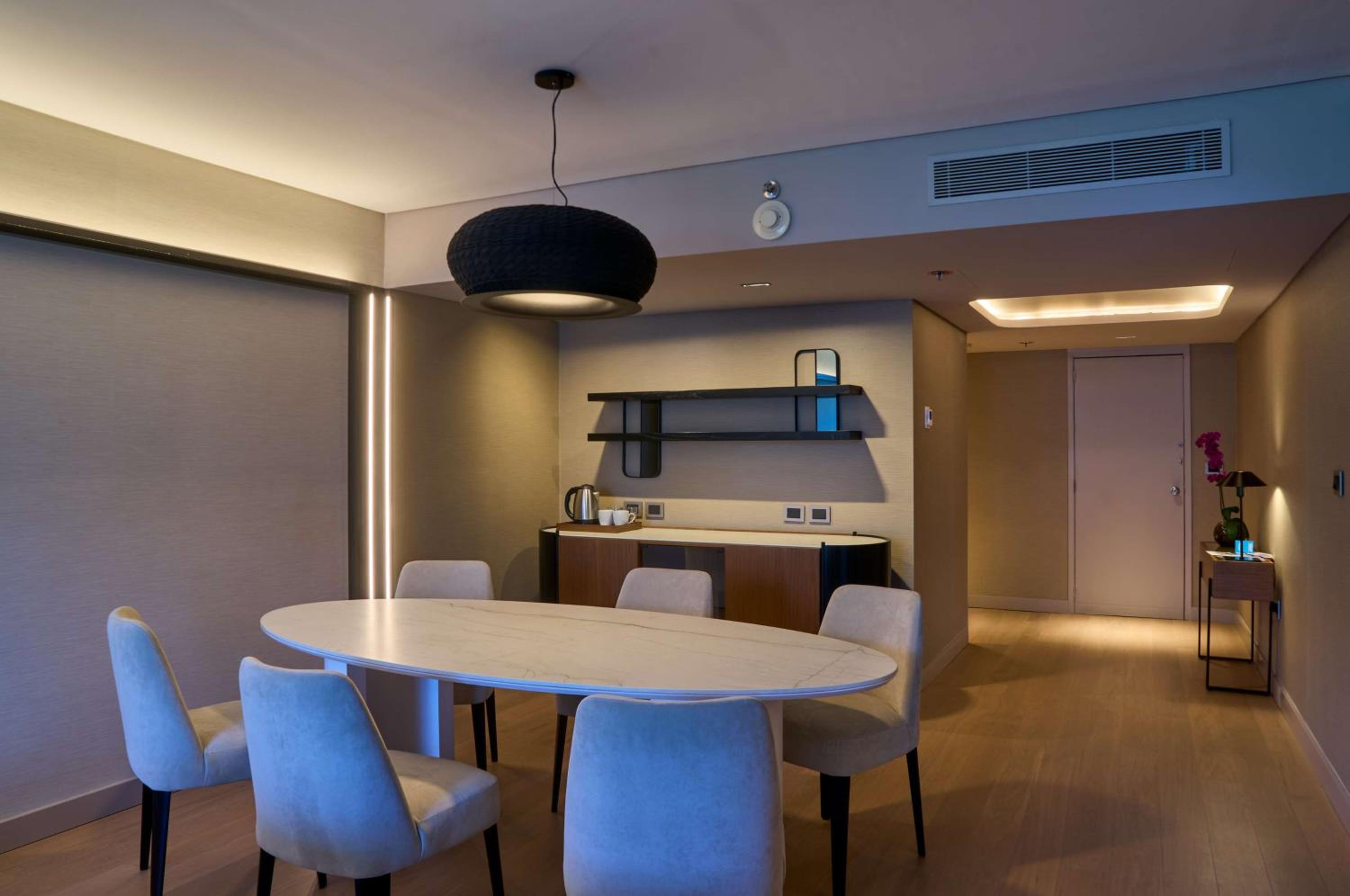 One-Bedroom Corner King Suite