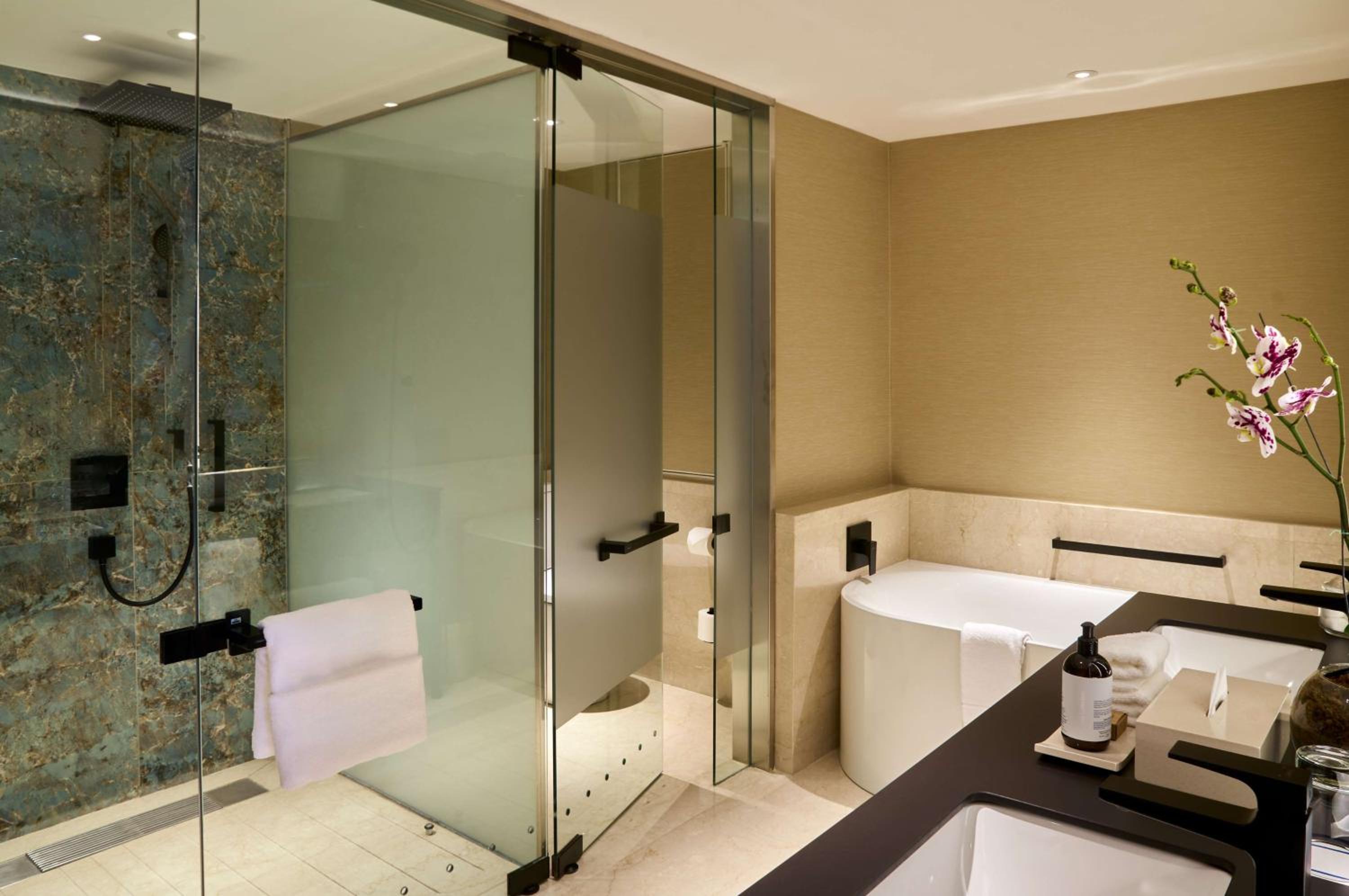 One-Bedroom Corner King Suite