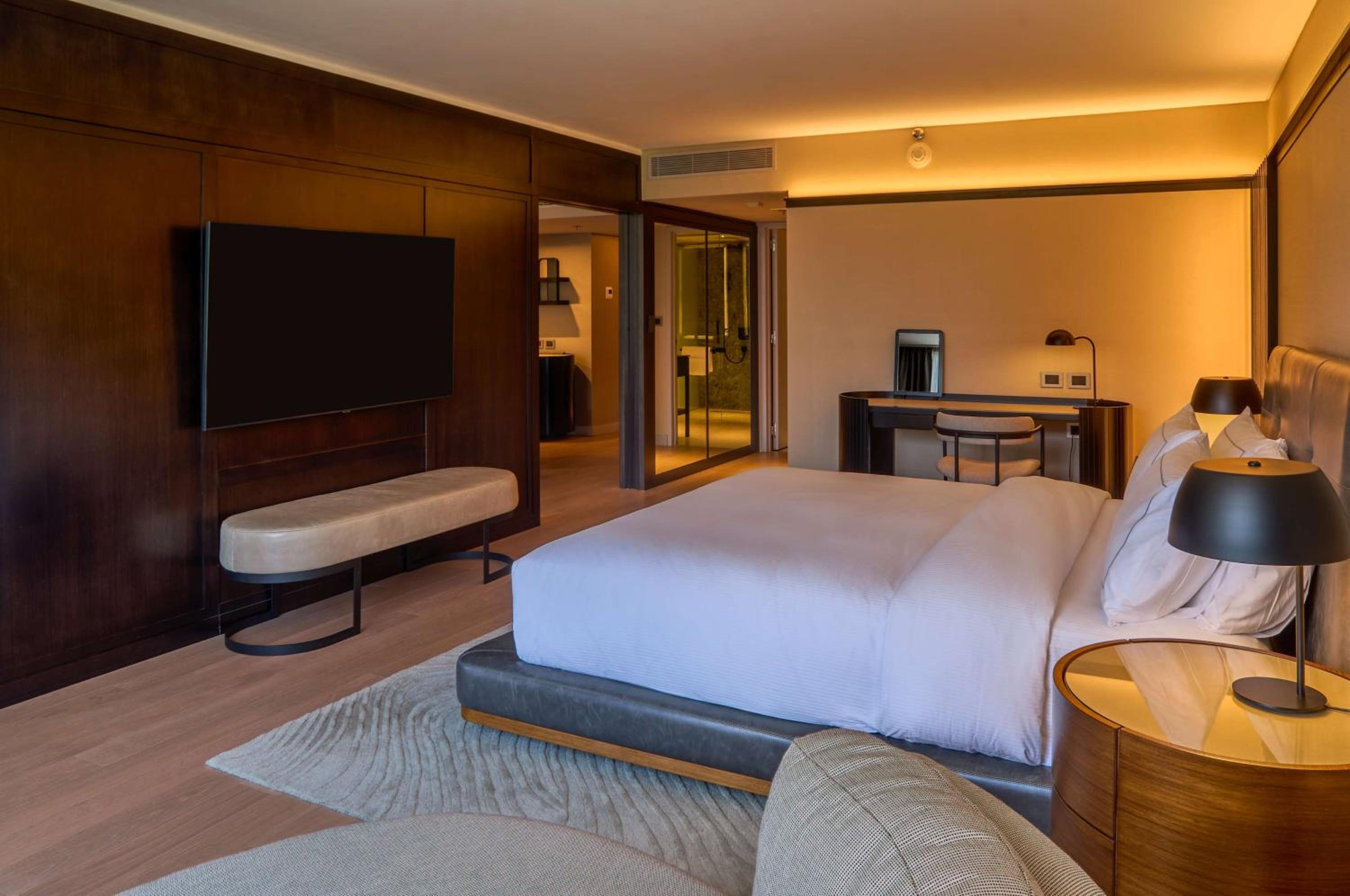 One-Bedroom Corner King Suite