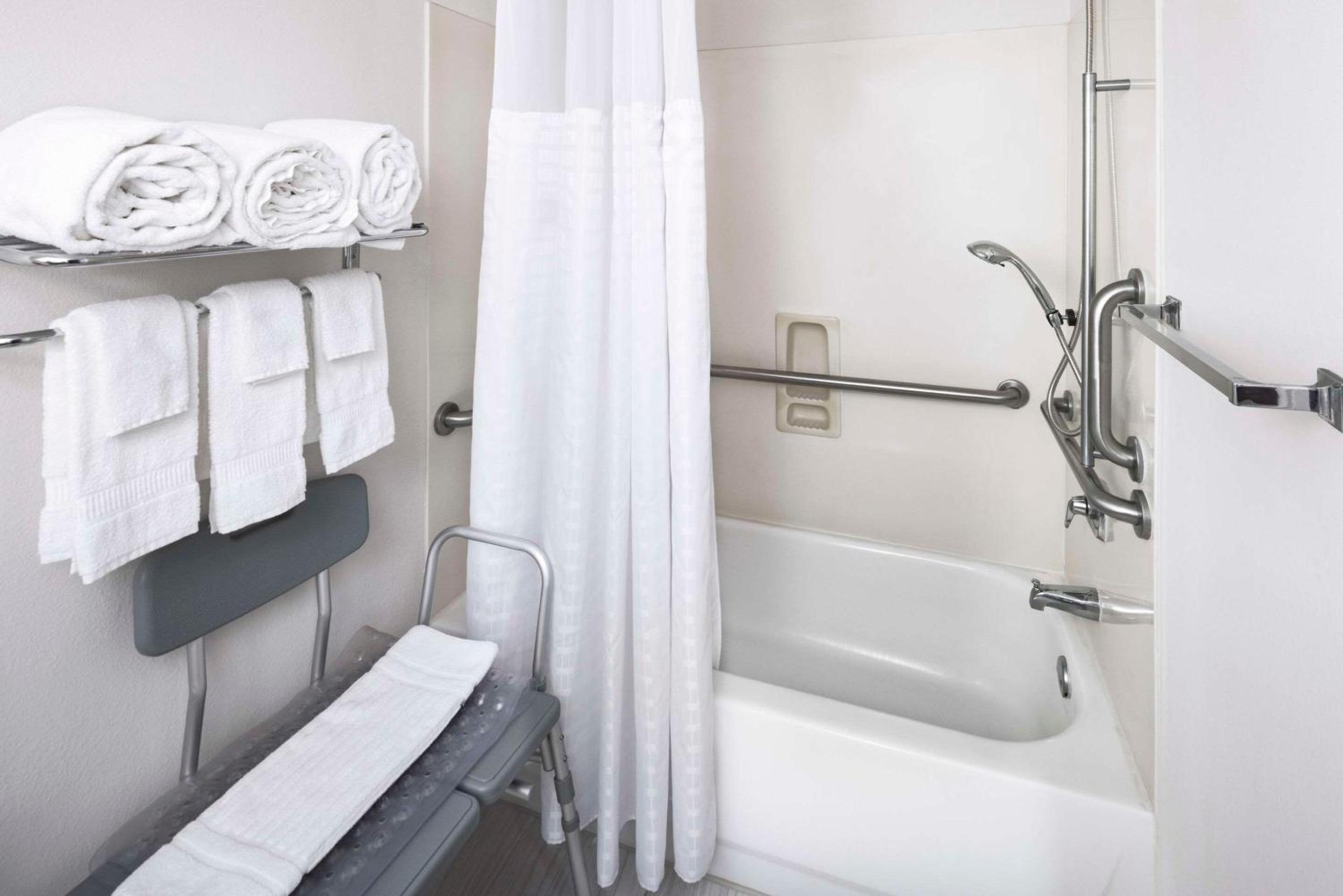 King Room - Accessible With Roll In Shower/Non Smoking - Photo 2
