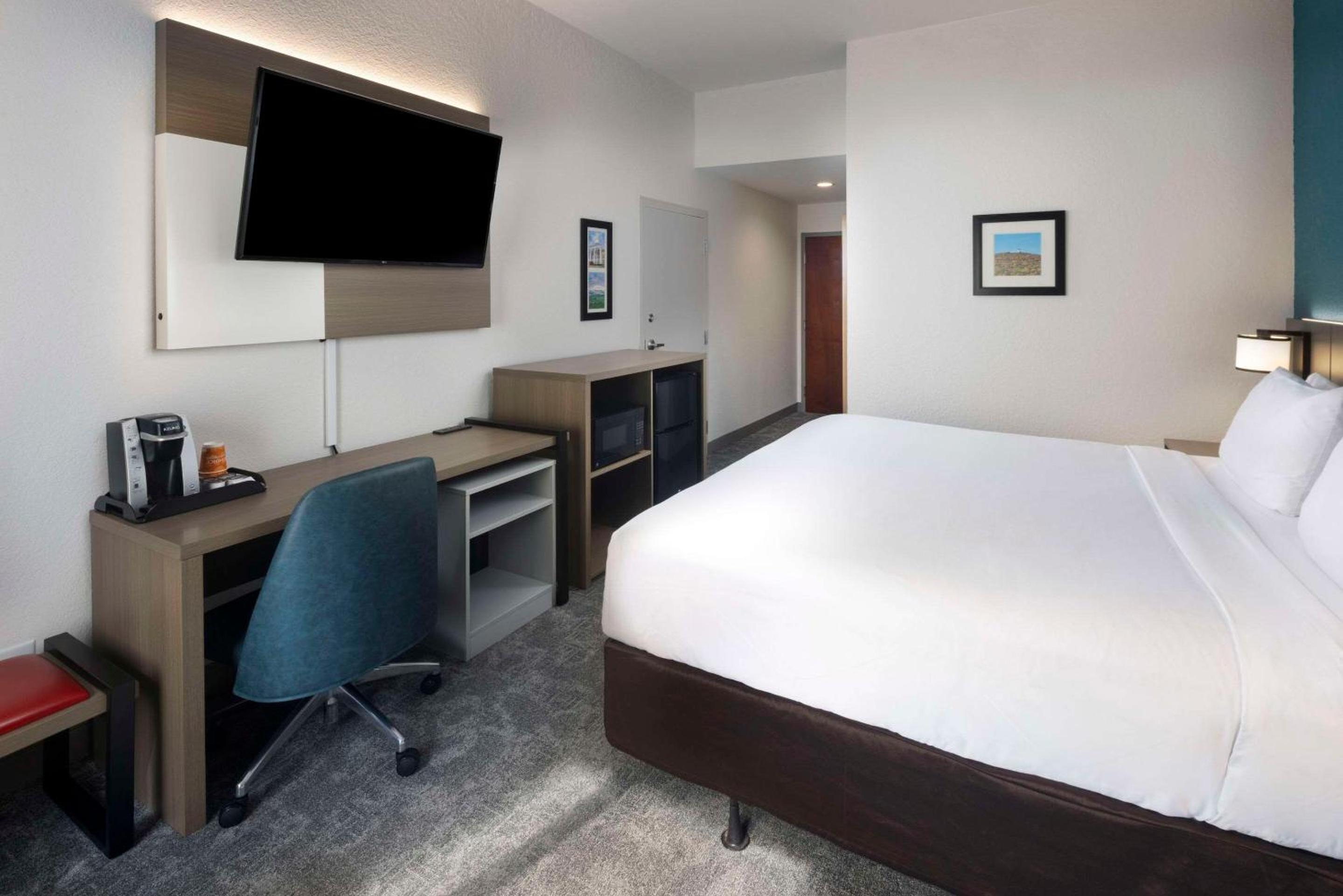 King Room - Accessible/Non Smoking - Photo 1