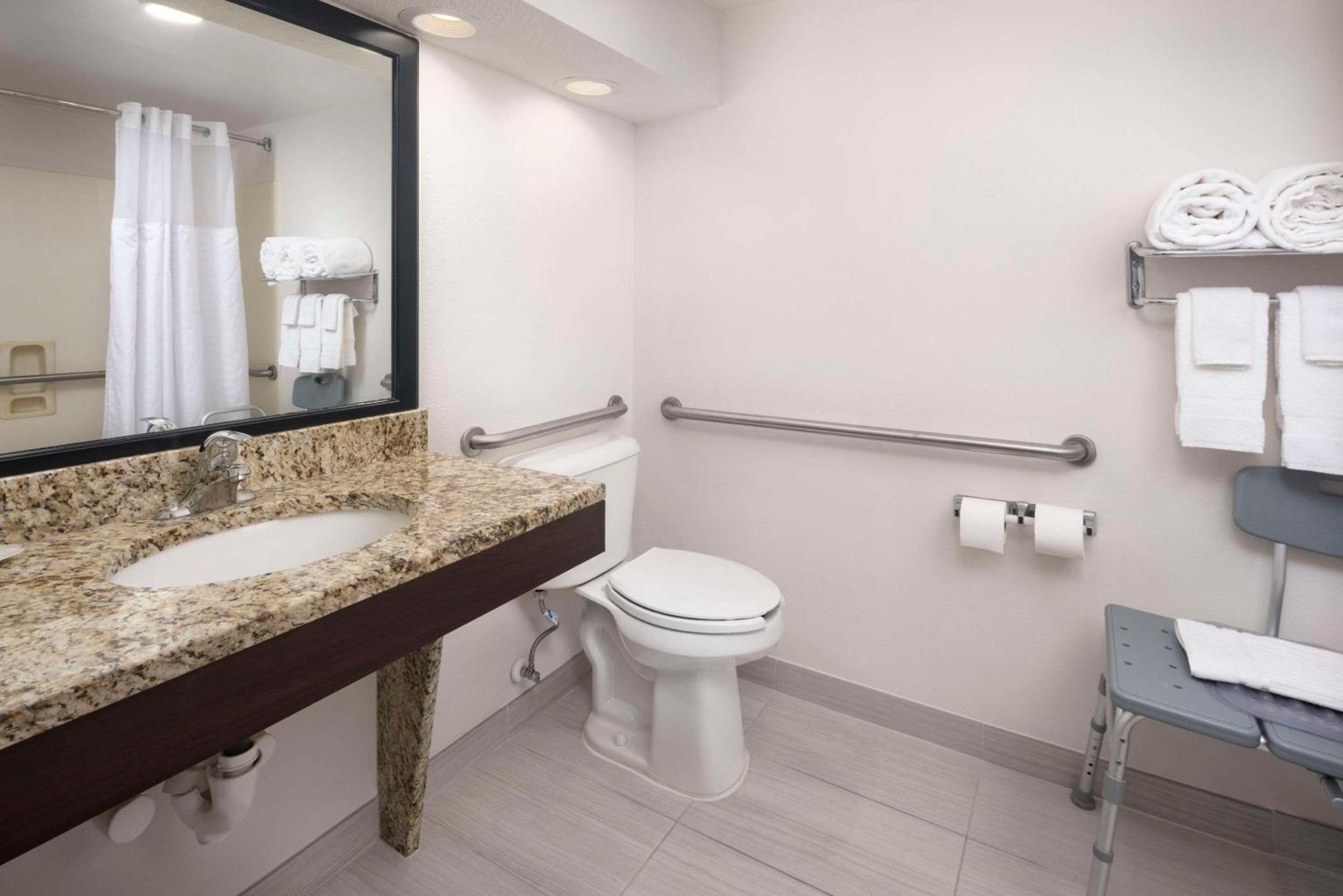 King Room - Accessible/Non Smoking - Photo 2