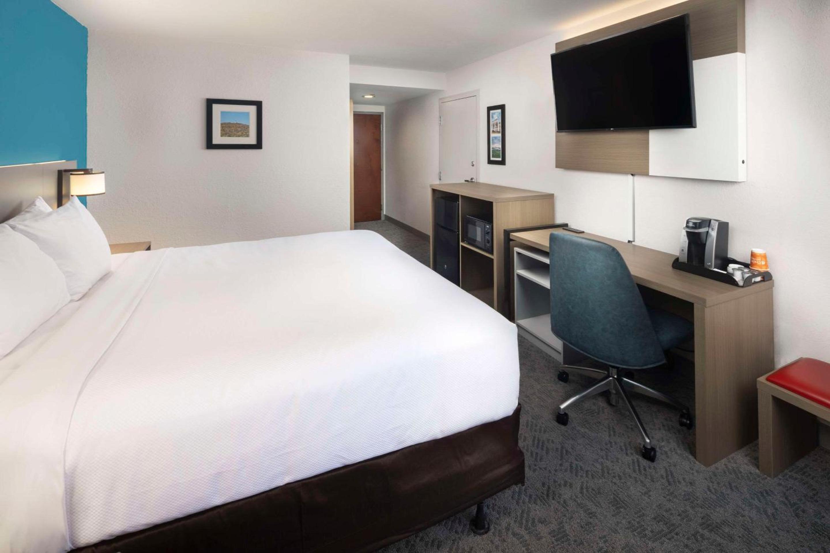 Standard King Room - Non Smoking - Photo 1