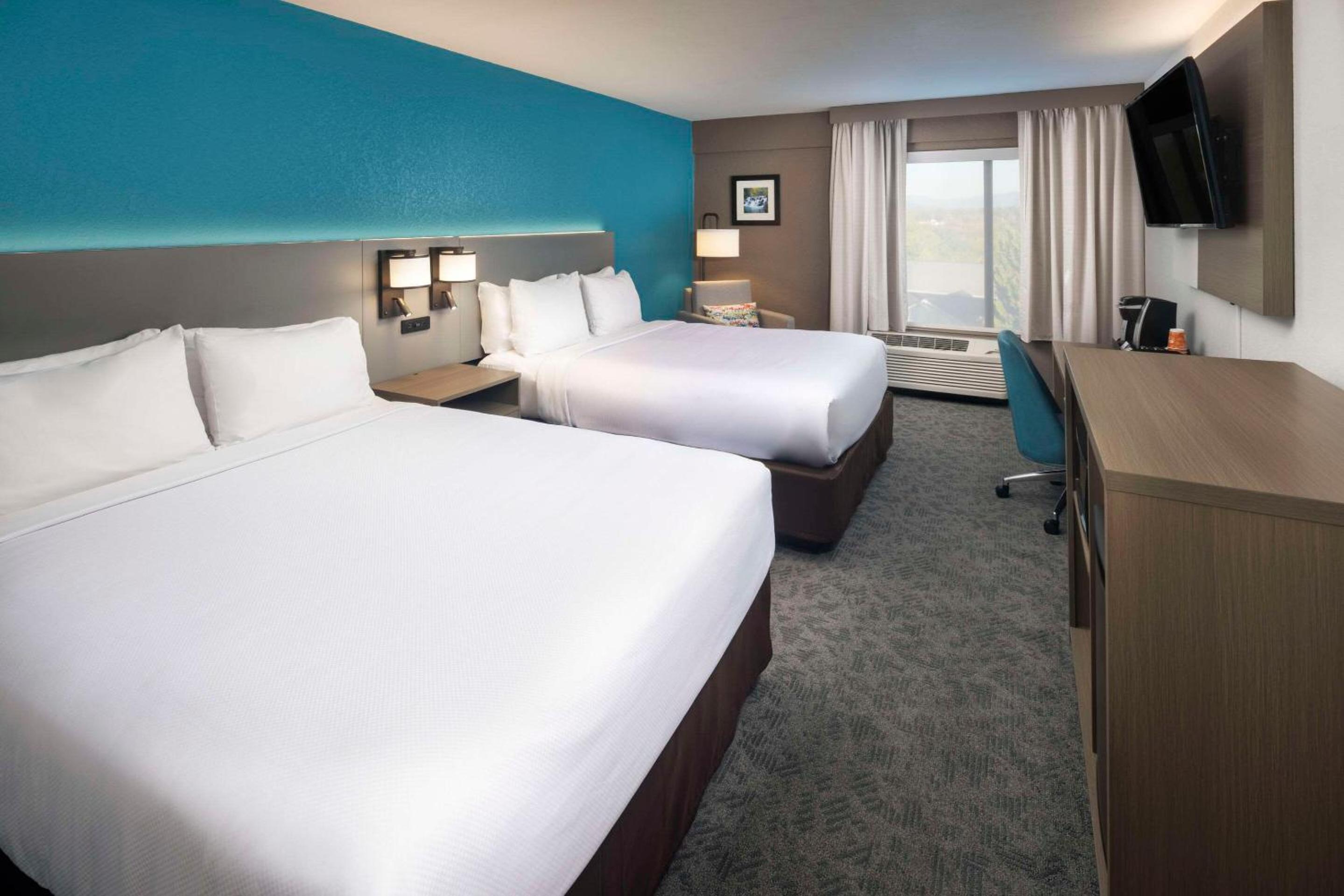 Standard Queen Room with Two Queen Beds - Non Smoking  - Photo 3