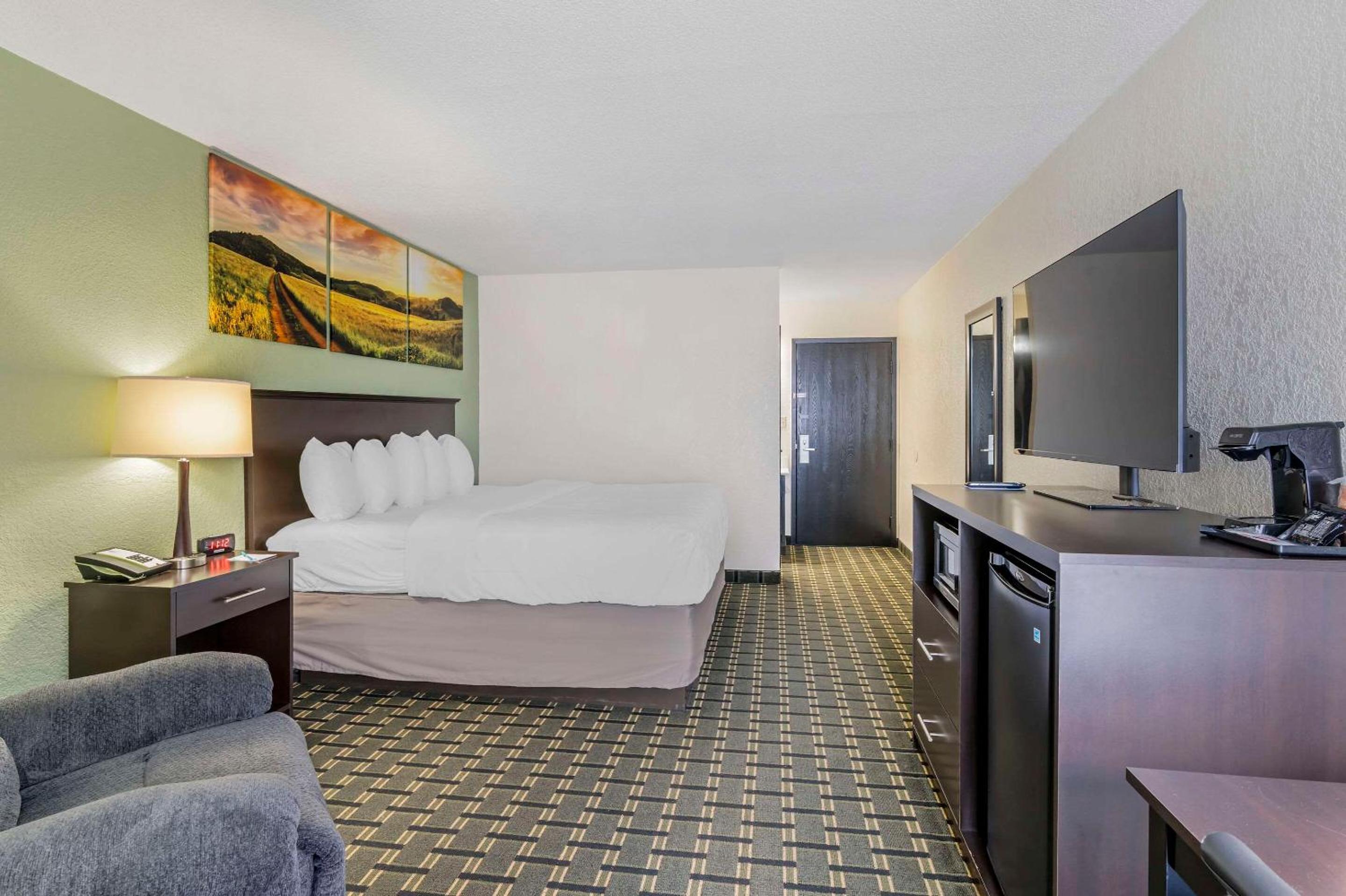 King Room - Non Smoking/Interior Hall - Photo 1