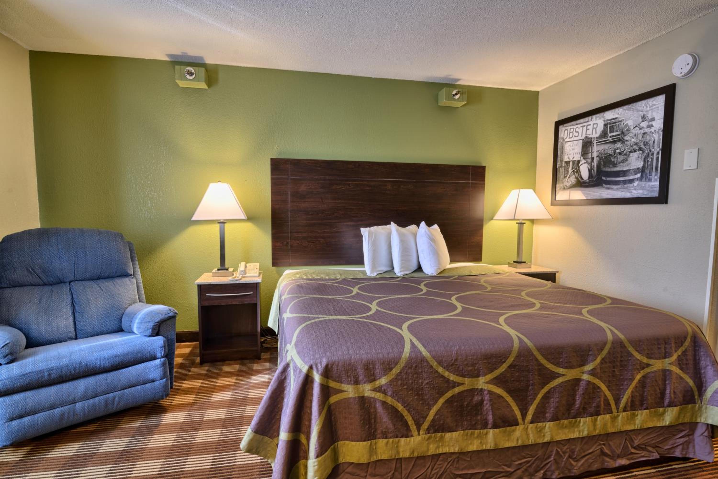 King Room - Non-Smoking - Photo 8