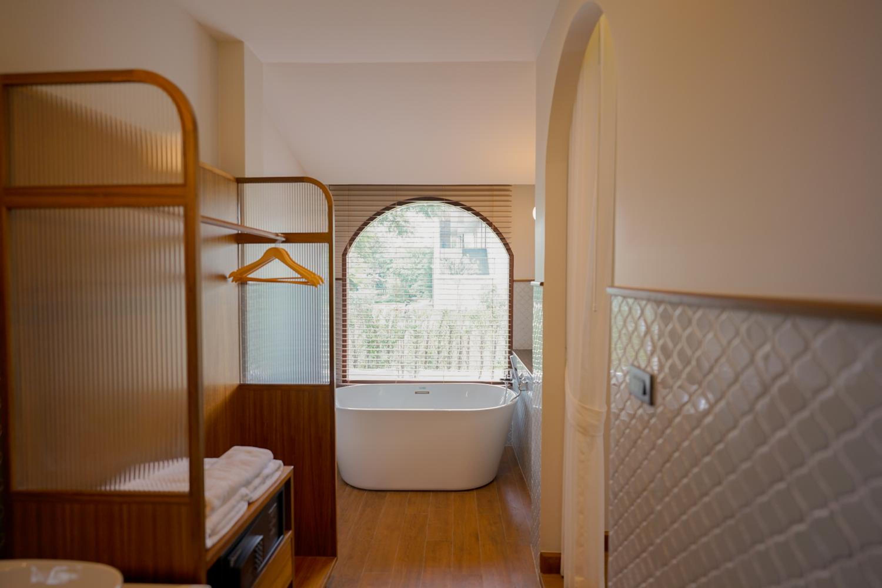 Villa Garden King Bed - Photo 3