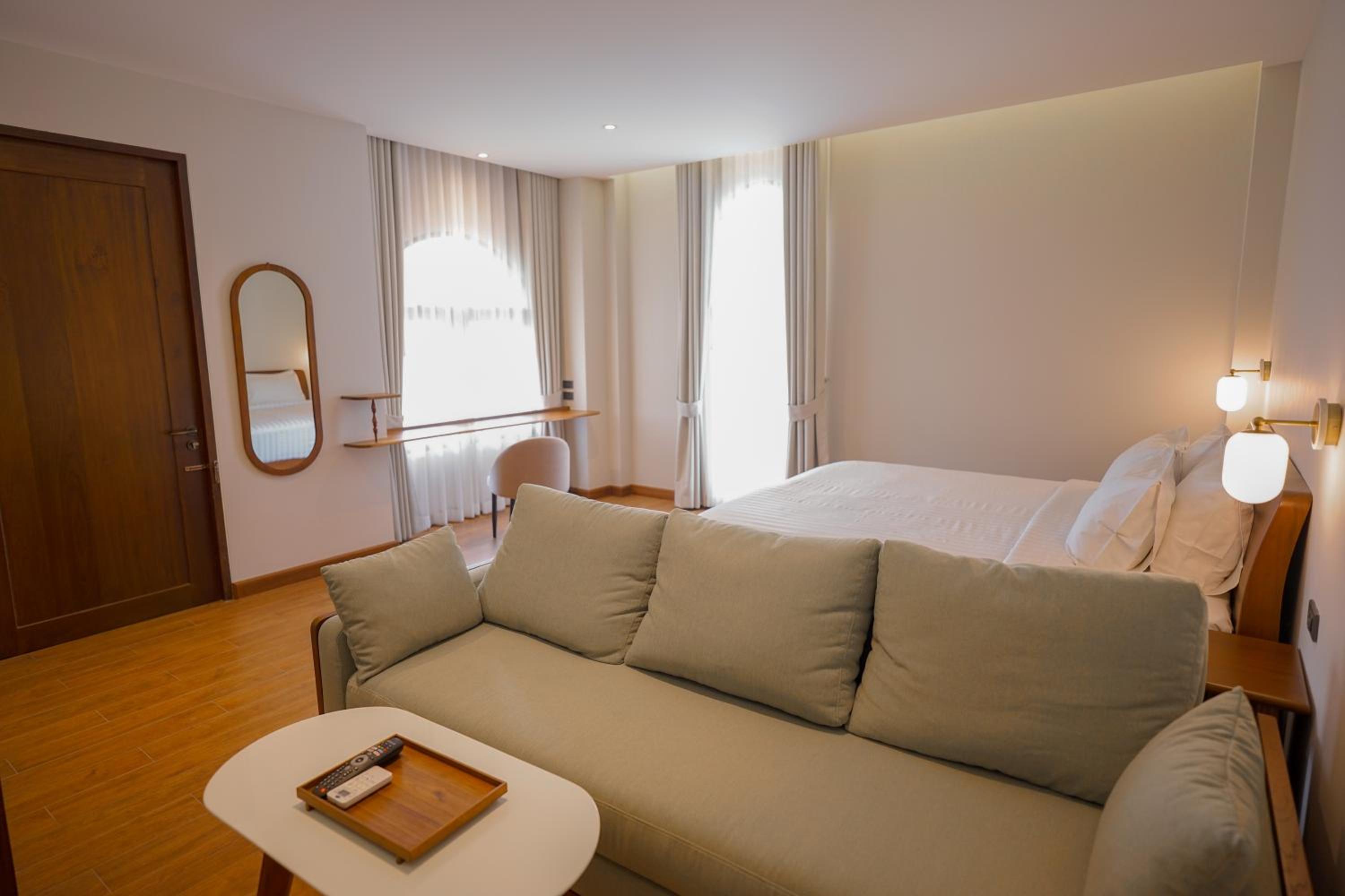 Villa Garden King Bed - Photo 4